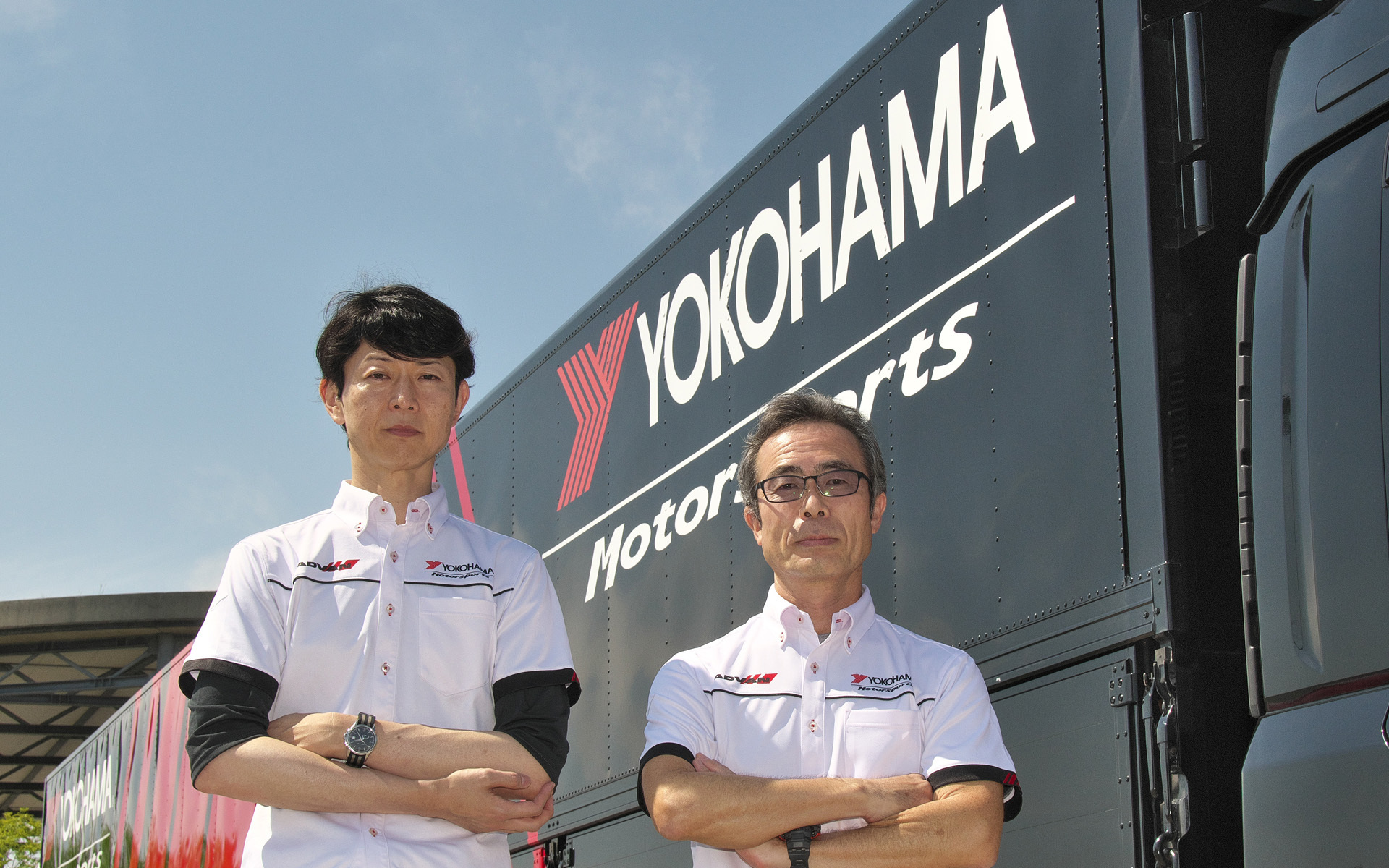 今回お話をうかがった横浜ゴム株式会社 タイヤ製品開発本部 MST開発部 部長 斉藤英司氏（右）、同MST開発部 技術開発1グループ グループリーダー 白石貴之氏（左）