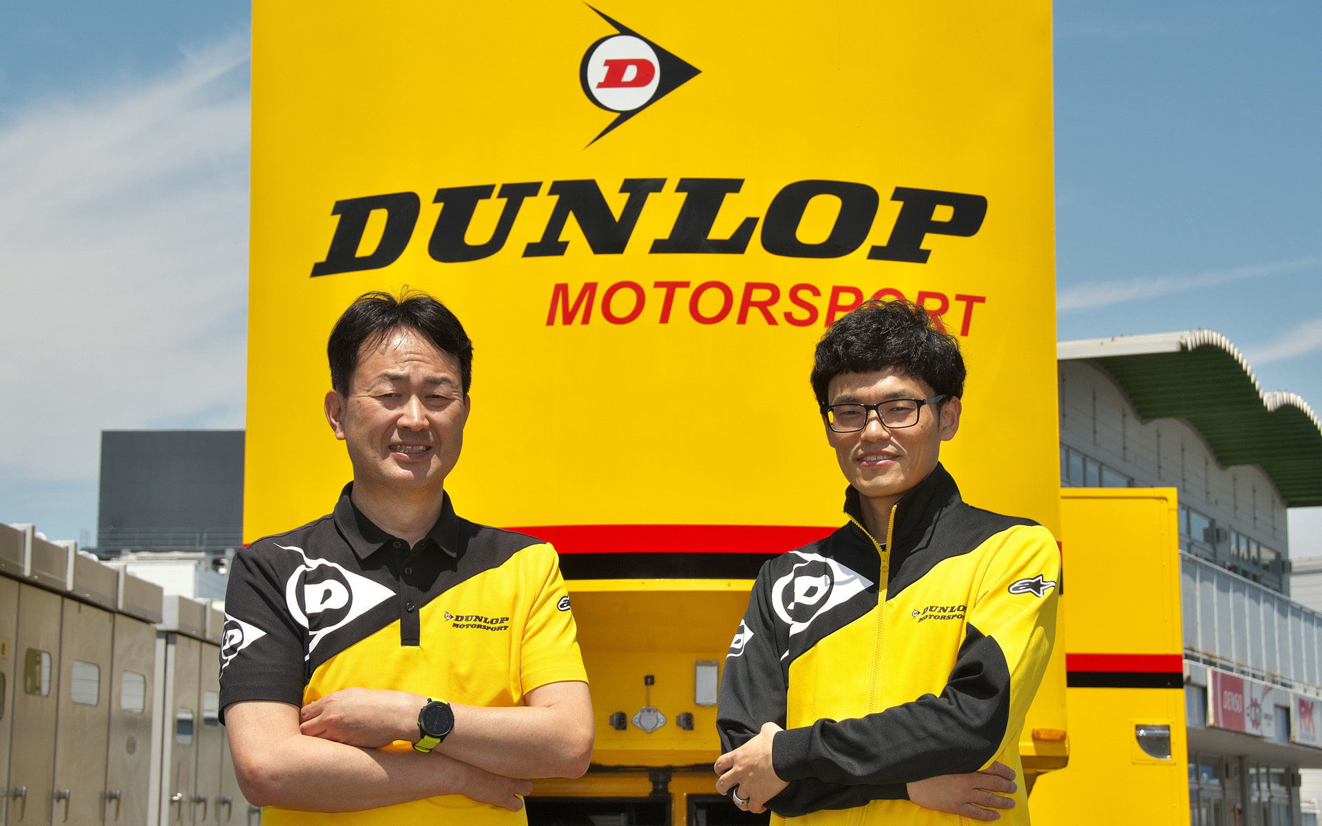 住友ゴム工業株式会社 タイヤ事業部 モータースポーツ部 モータースポーツ企画グループ 主幹 竹内二郎氏（左）とモータースポーツ部 モータースポーツ開発4グループ課長 川端宏志氏（右）