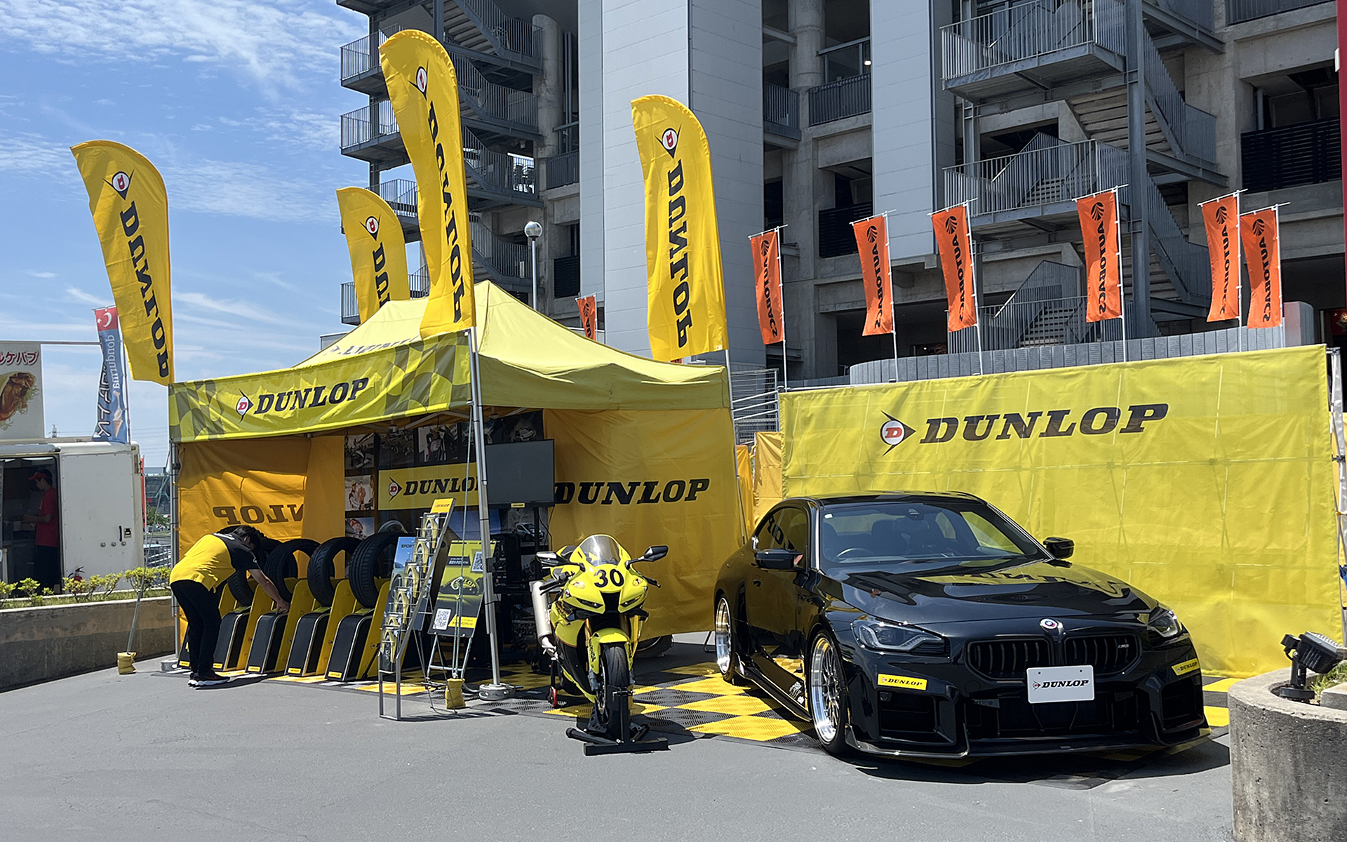 鈴鹿サーキットのGPスクエアに出展されていたダンロップブース