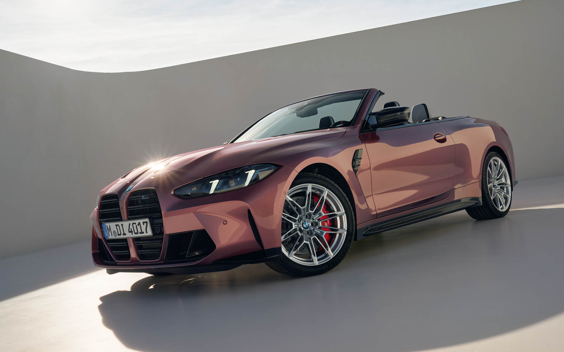 ボディサイズは4805×1885×1400mm（全長×全幅×全高）、ホイールベースは2855mm。最高出力390kW/6250rpm、最大トルク650Nm/2750-5730rpmを発生する直列6気筒3.0リッターガソリンターボエンジンを搭載。WLTC燃費は9.6km/L