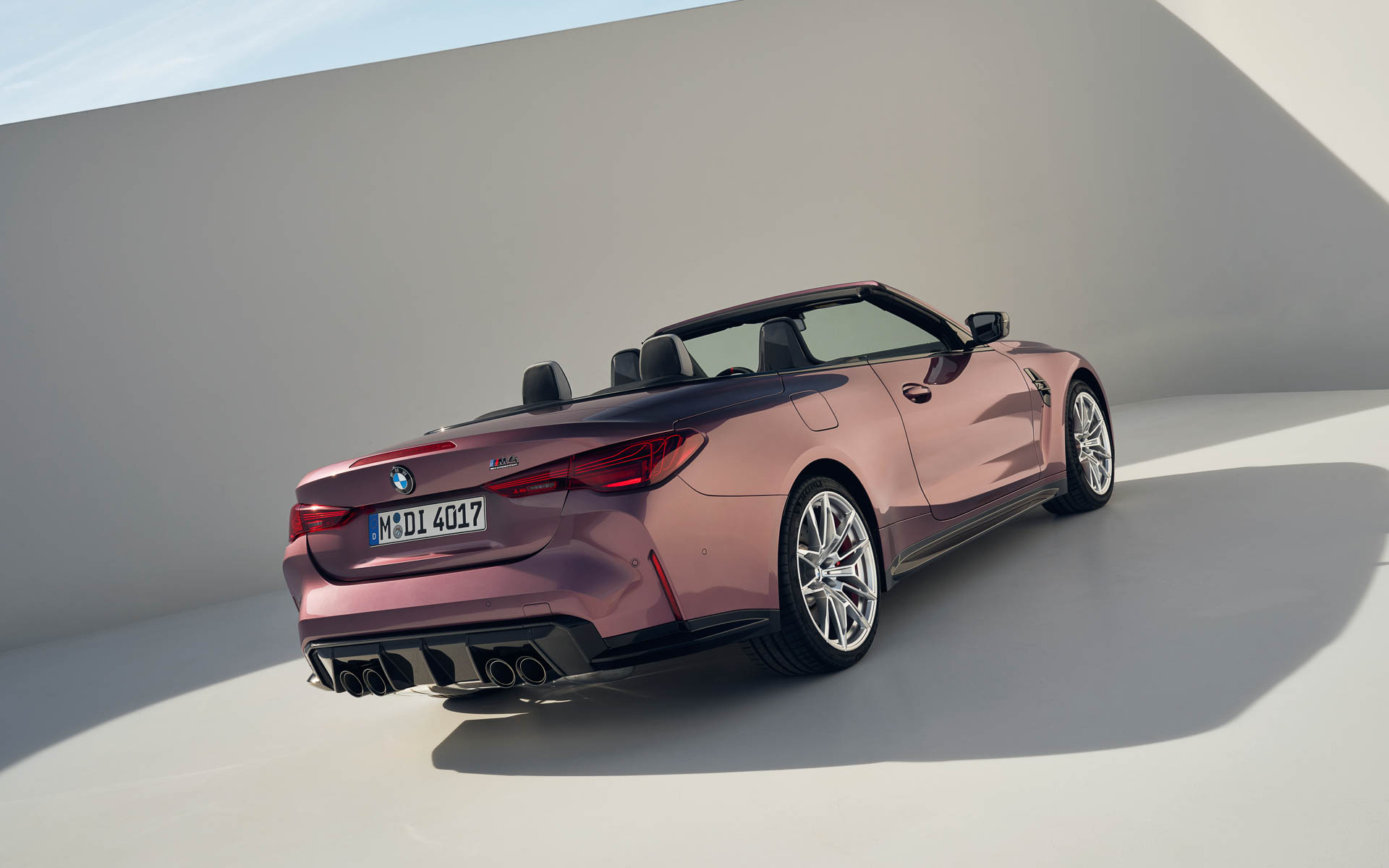 ボディサイズは4805×1885×1400mm（全長×全幅×全高）、ホイールベースは2855mm。最高出力390kW/6250rpm、最大トルク650Nm/2750-5730rpmを発生する直列6気筒3.0リッターガソリンターボエンジンを搭載。WLTC燃費は9.6km/L