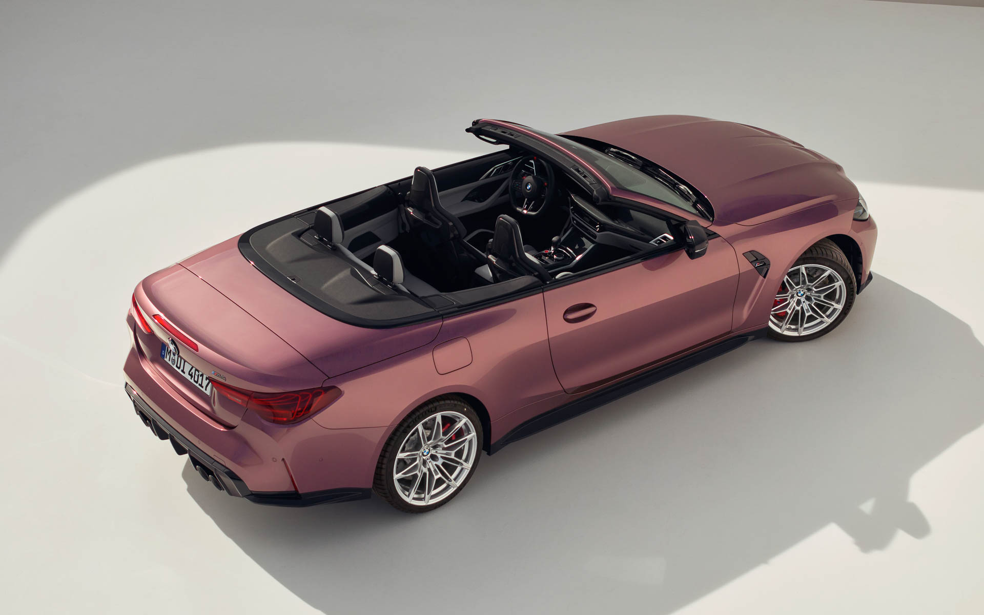 ボディサイズは4805×1885×1400mm（全長×全幅×全高）、ホイールベースは2855mm。最高出力390kW/6250rpm、最大トルク650Nm/2750-5730rpmを発生する直列6気筒3.0リッターガソリンターボエンジンを搭載。WLTC燃費は9.6km/L