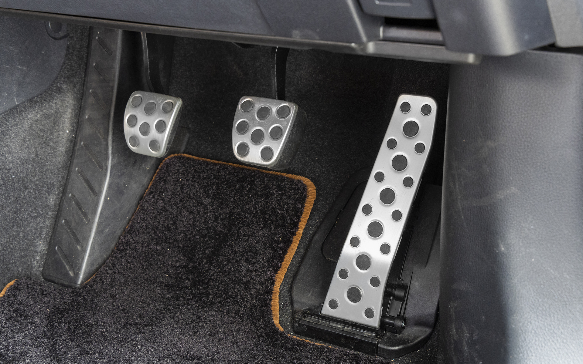 6速MT仕様のシフトとペダルまわり