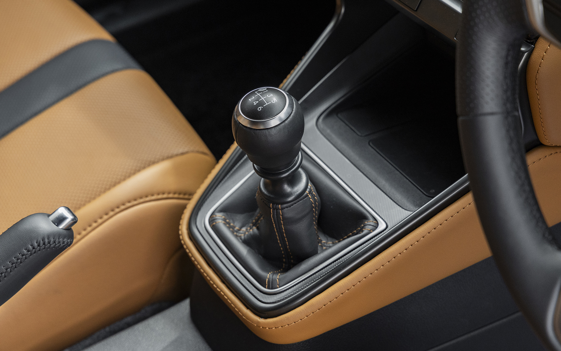 6速MT仕様のシフトとペダルまわり