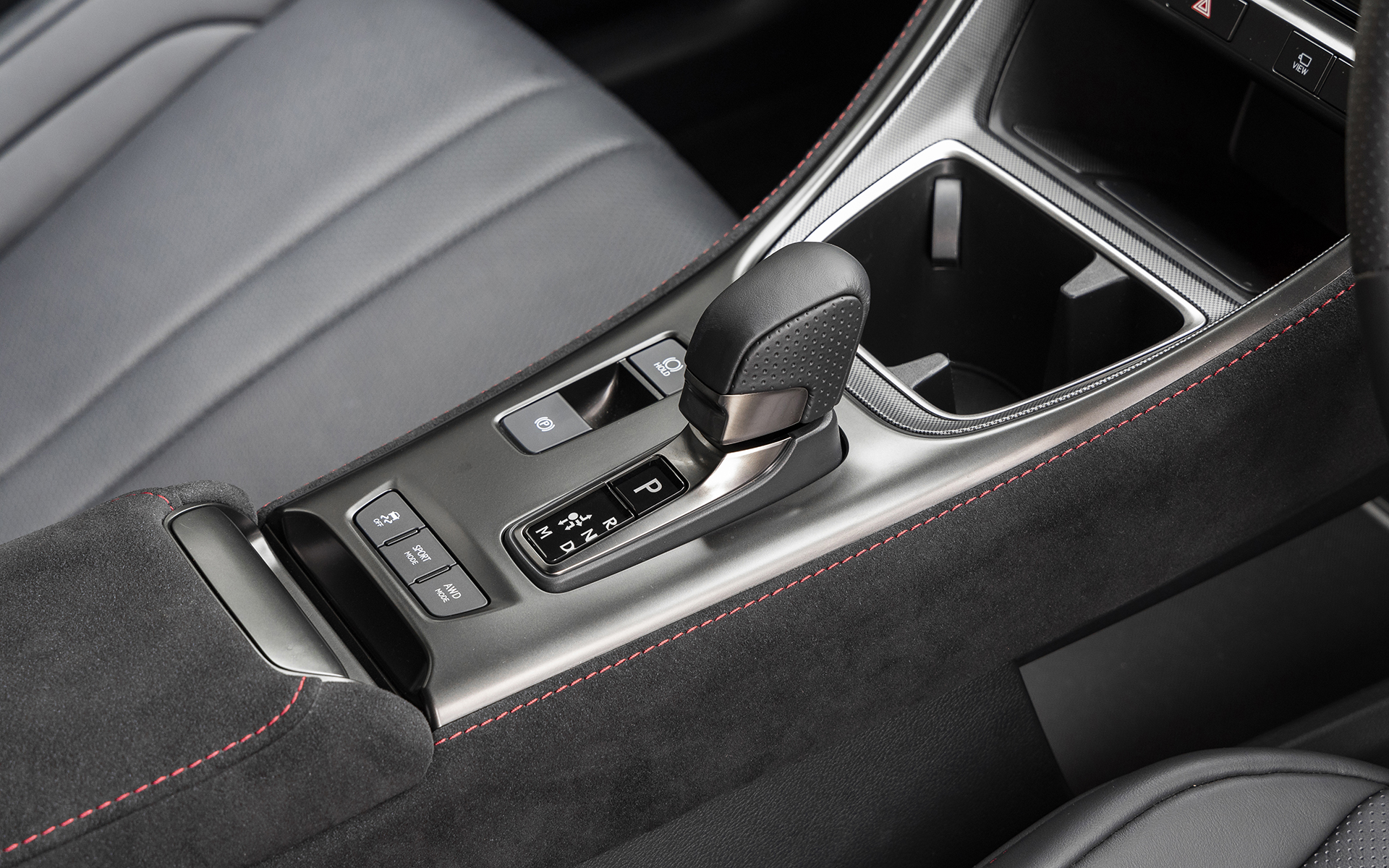 Direct Shift-8AT仕様のシフトとペダルまわり