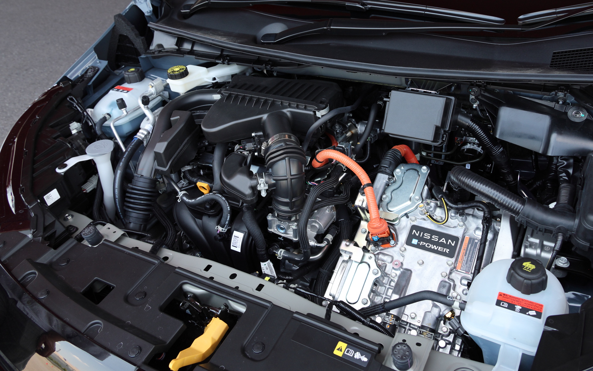 ノート オーラ NISMOの発電用エンジンは直列3気筒DOHC 1.2リッター「HR12DE」。フロントモーターはEM47型で、最高出力100kW（136PS）/3183-8500rpm、最大トルク300Nm（30.6kgfm）/0-3183rpmとなる。リアモーターはMM48型で最高出力60kW（82PS）/3820-10024rpm、最大トルク150Nm（15.3kgfm）/0-3820rpm