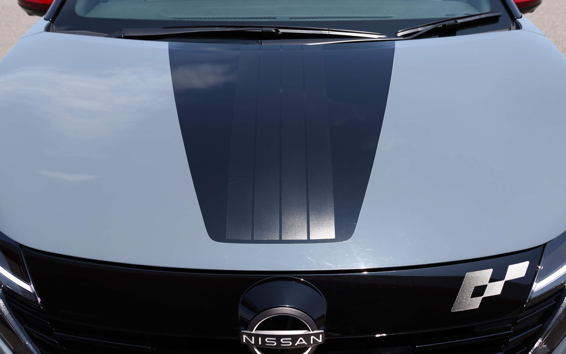 4WD専用のフードデカール。さりげなく4本のラインが入り4WDであることを主張する