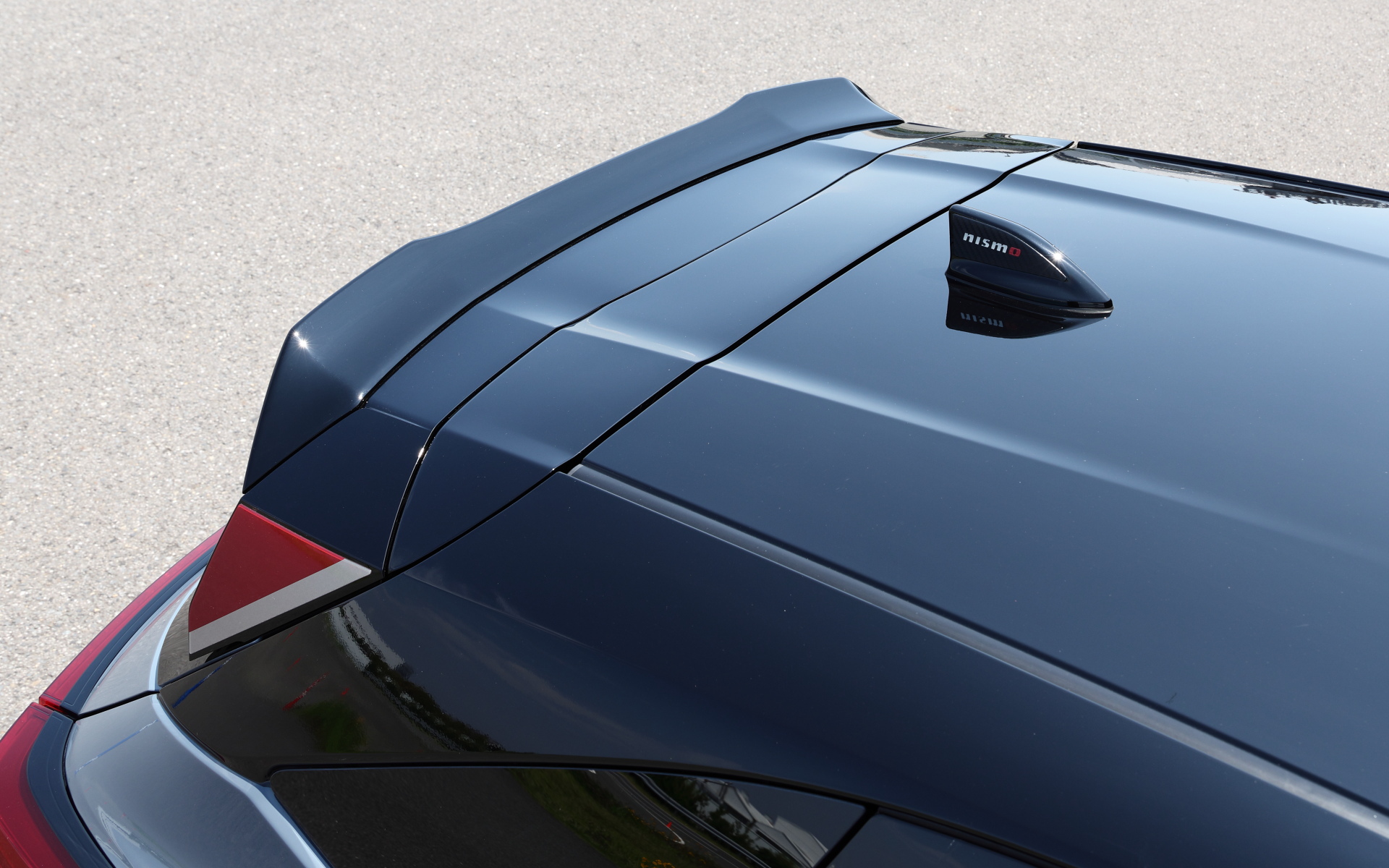 空力性能を最適化した新しいフロントグリルとリアバンパーは2WD/4WD共通。4WDでは専用のフードデカールが用意されるとともに、専用デザインのエンケイ製17インチアルミホイールを採用。タイヤはミシュラン「パイロットスポーツ4」（205/50ZR17）