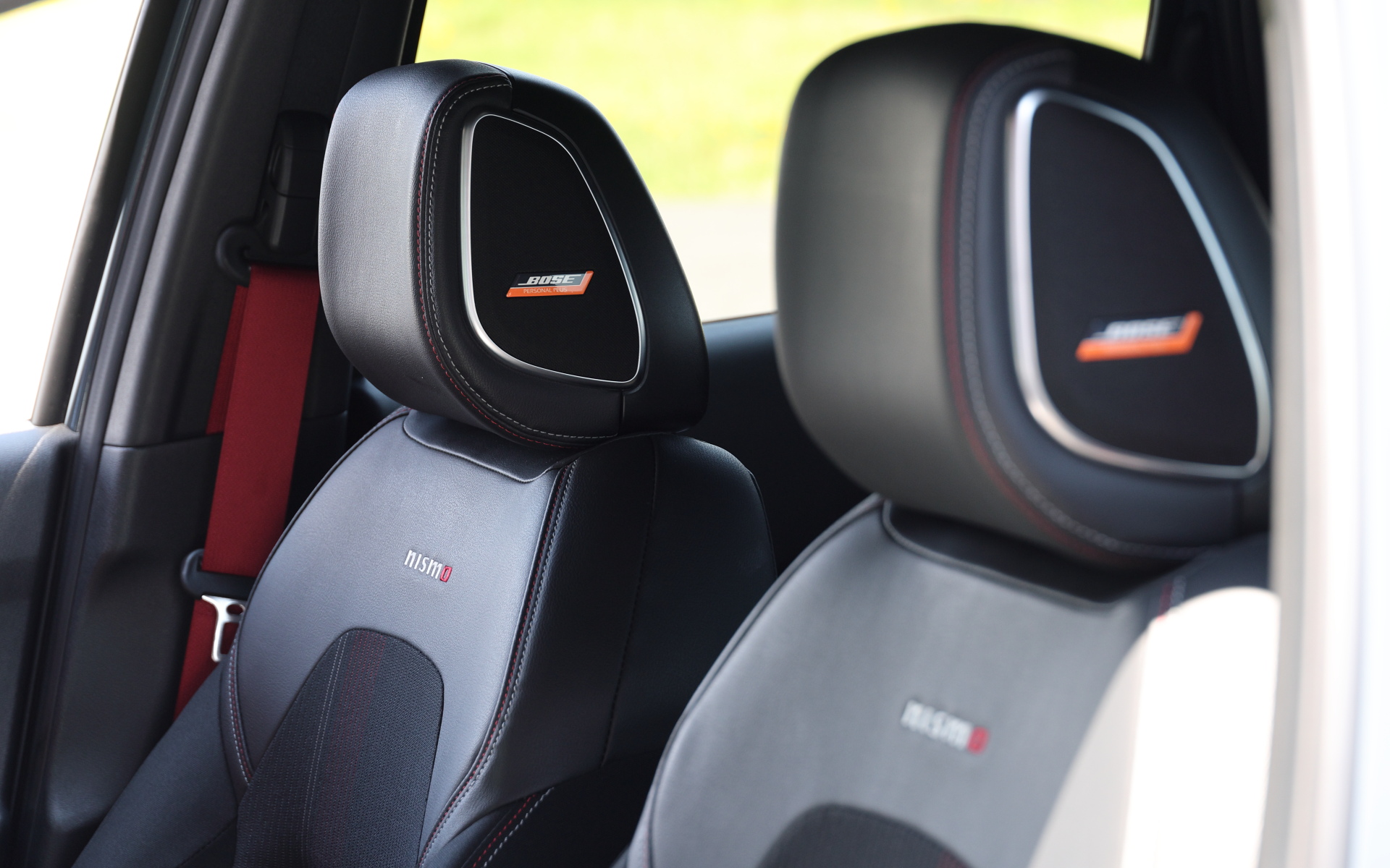 標準シートではパワーシートを標準装備（運転席）したほか、「BOSEパーソナルプラスサウンドシステム」をNissanConnectナビゲーションシステム、プロパイロットなどとセットで新たにオプションで用意。価格は42万1300円