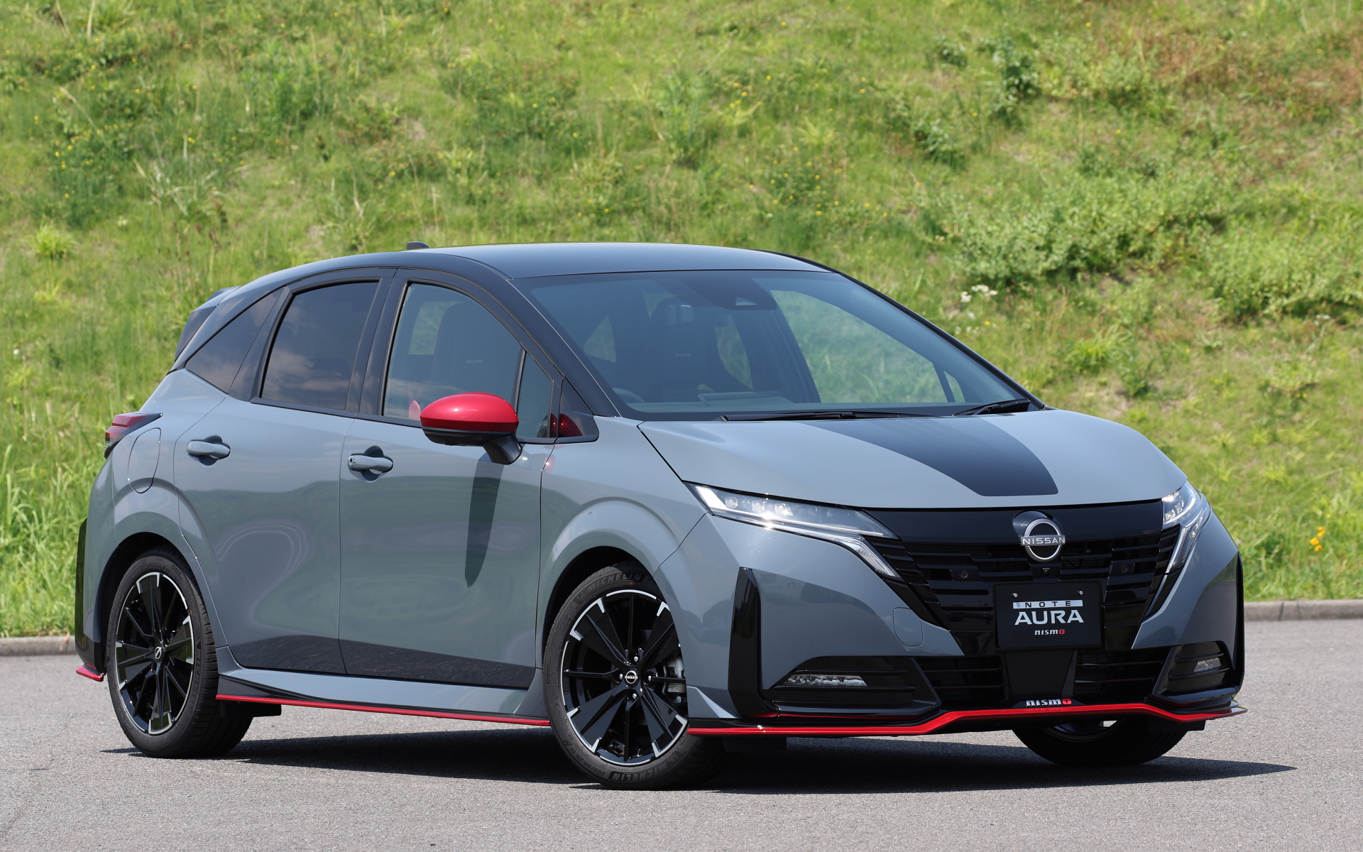 今回試乗したのはノート オーラ NISMO初の4WDグレード「NISMO tuned e-POWER 4WD」（347万3800円）。ボディサイズは4120×1735×1505mm（全長×全幅×全高）、ホイールベースは2580mm