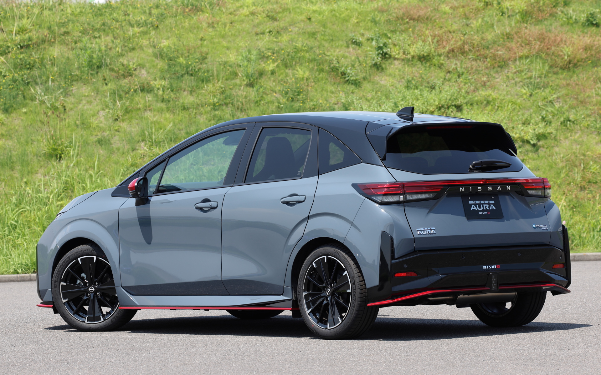 今回試乗したのはノート オーラ NISMO初の4WDグレード「NISMO tuned e-POWER 4WD」（347万3800円）。ボディサイズは4120×1735×1505mm（全長×全幅×全高）、ホイールベースは2580mm