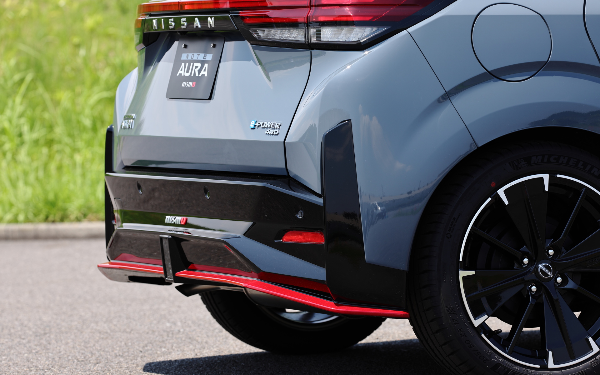 空力性能を最適化した新しいフロントグリルとリアバンパーは2WD/4WD共通。4WDでは専用のフードデカールが用意されるとともに、専用デザインのエンケイ製17インチアルミホイールを採用。タイヤはミシュラン「パイロットスポーツ4」（205/50ZR17）