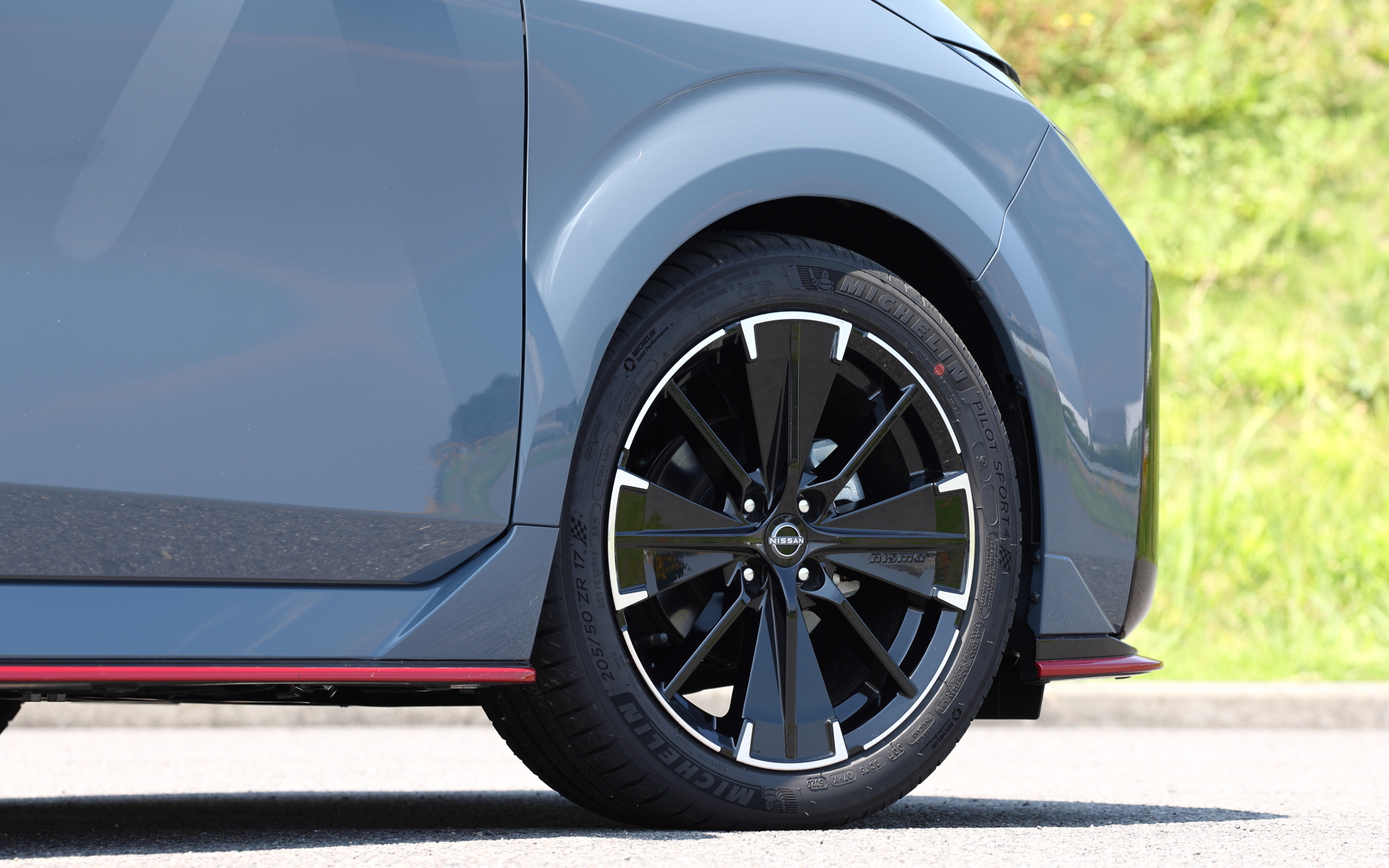 空力性能を最適化した新しいフロントグリルとリアバンパーは2WD/4WD共通。4WDでは専用のフードデカールが用意されるとともに、専用デザインのエンケイ製17インチアルミホイールを採用。タイヤはミシュラン「パイロットスポーツ4」（205/50ZR17）