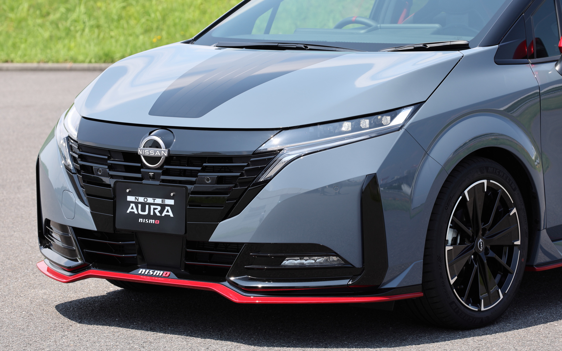 空力性能を最適化した新しいフロントグリルとリアバンパーは2WD/4WD共通。4WDでは専用のフードデカールが用意されるとともに、専用デザインのエンケイ製17インチアルミホイールを採用。タイヤはミシュラン「パイロットスポーツ4」（205/50ZR17）