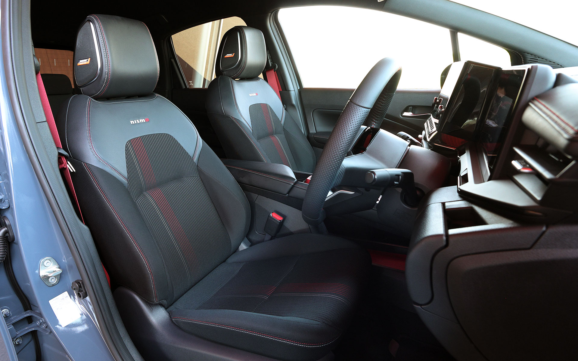 標準シートではパワーシートを標準装備（運転席）したほか、「BOSEパーソナルプラスサウンドシステム」をNissanConnectナビゲーションシステム、プロパイロットなどとセットで新たにオプションで用意。価格は42万1300円