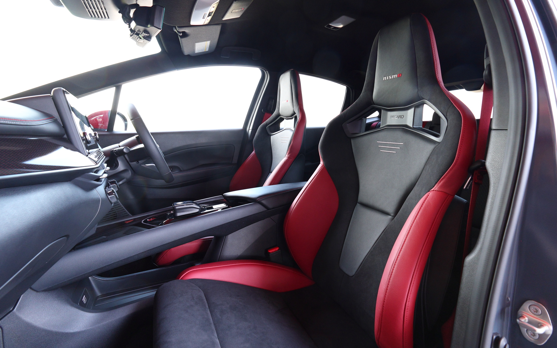 オプション設定の「NISMO専用チューニング RECAROスポーツシート」（44万円）はパワーリクライニング機能を新たに搭載