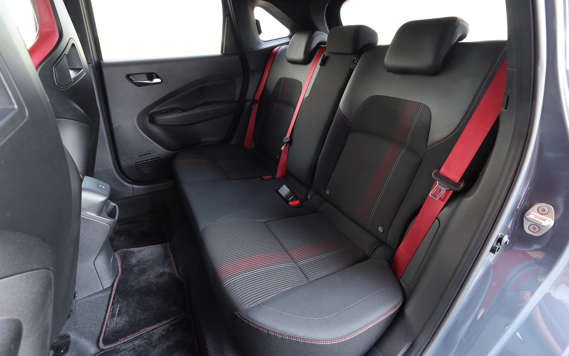 オプション設定の「NISMO専用チューニング RECAROスポーツシート」（44万円）はパワーリクライニング機能を新たに搭載