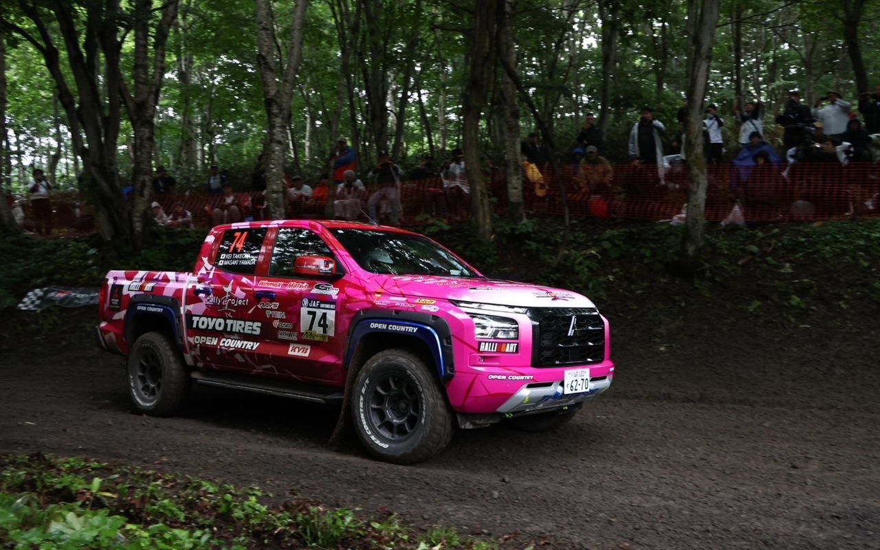 圭ちゃんのトライトン、モモ//トン号。彼女はクルマに愛称をつけるのが得意で今乗っているオレンジのクルマはミカンと呼んでいるし、以前に全日本に出ていたポロ GTIはモモポロ、その前のジュリエッタはモモちゃんと呼んでいた。今回はトライトンのトンからモモトンとなったそうな。ピンクにこだわるのは圭ちゃんのラッキーからだからだそうです