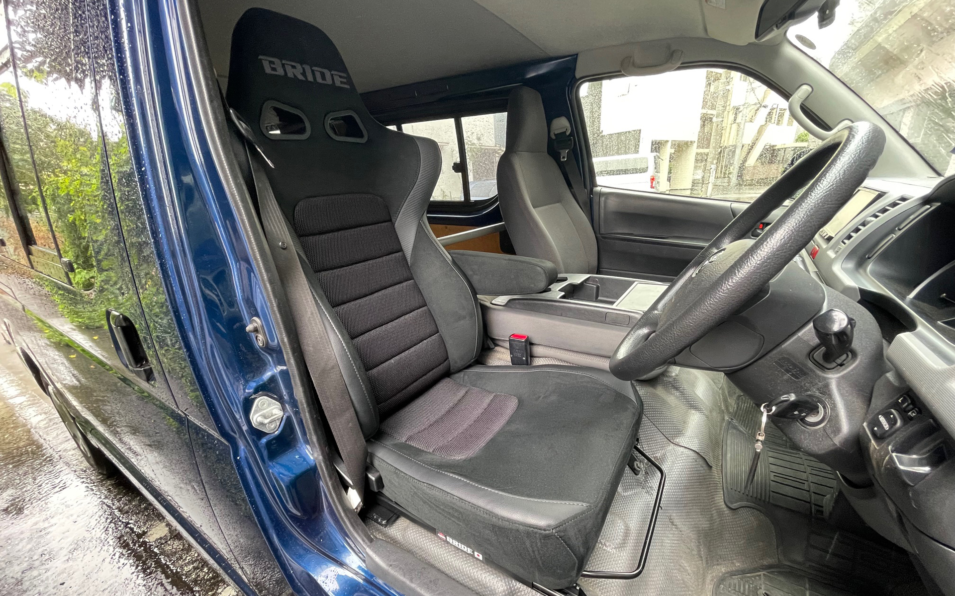 ブリッドのリクライニングシート「EUROSTER II」をハイエースに装着した。ノーマルシートは乗降性、乗り心地、耐久性いろいろな面で満足度の高いシートだ。ウチのハイエースは中長距離移動が多いのでBRIDEでちょっと凝ってみた