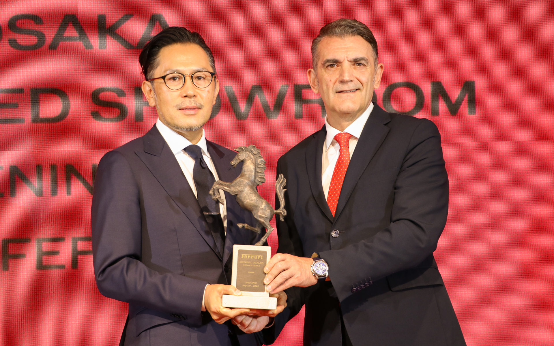 フェラーリジャパン代表取締役社長 ドナート・ロマニエッロ氏から、コーンズ・モータース 代表取締役社長 兼 CEOの林誠吾氏へ記念碑の授与も行なわれた