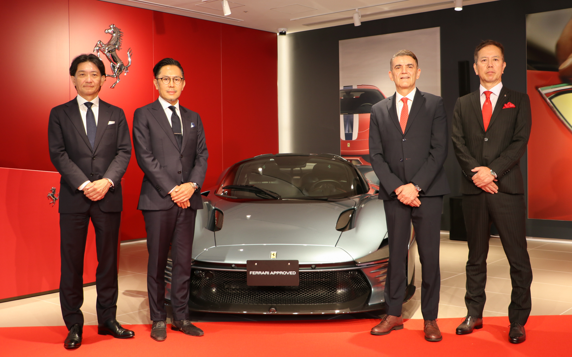 左から、コーンズ・モータース株式会社COO鈴木氏、コーンズ・モータース株式会社 代表取締役社長 兼 CEOの林誠吾氏、フェラーリジャパン代表取締役社長 ドナート・ロマニエッロ氏、コーンズ・モータース株式会社 大阪支店ジェネラルマネージャー田中圭三氏