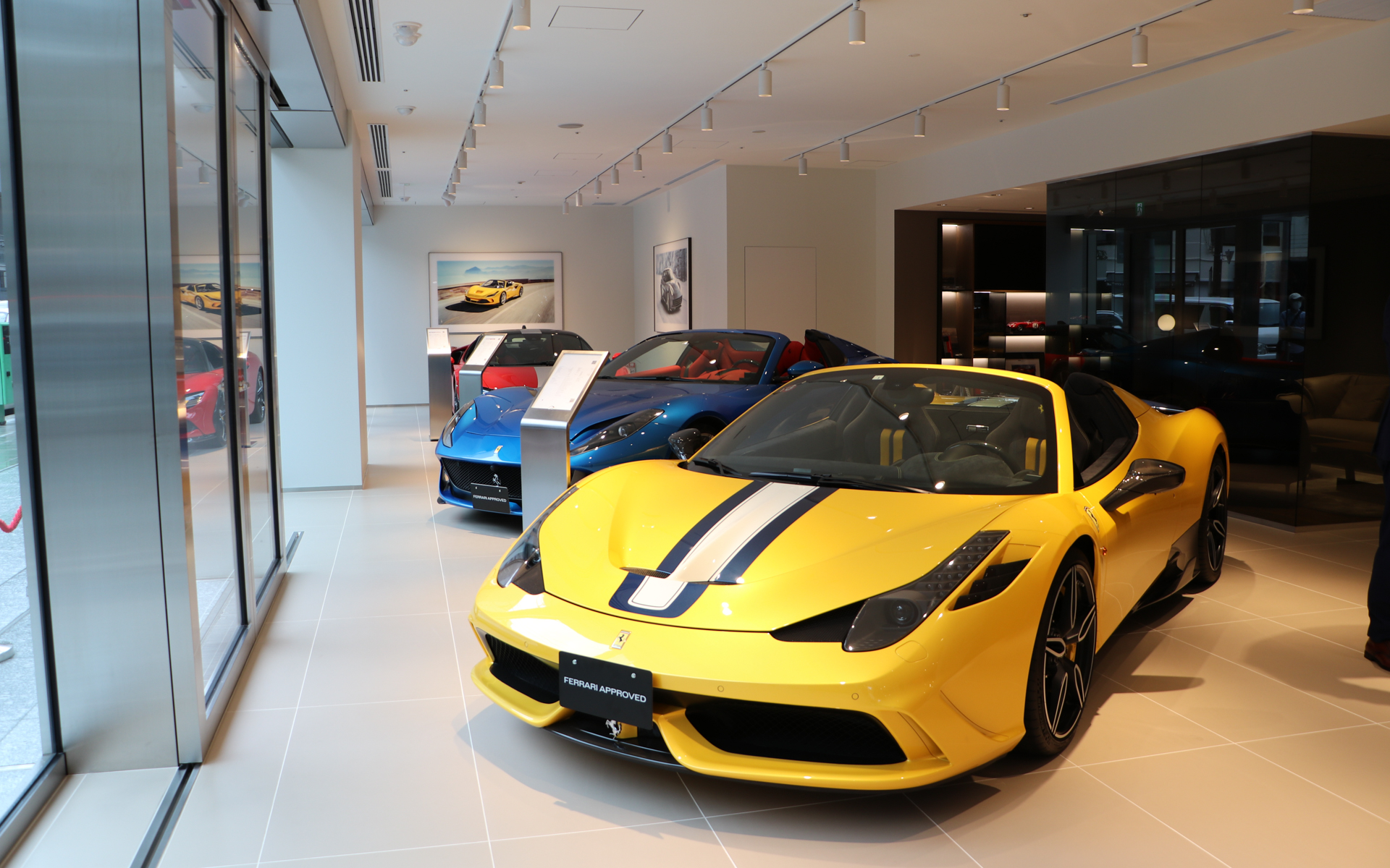 認定中古車を最大7台まで並べられる空間を有する