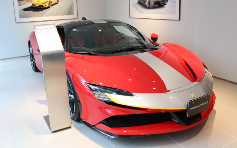 1億円超えのフェラーリ認定中古車も並ぶ「コーンズ大阪プレオウンド