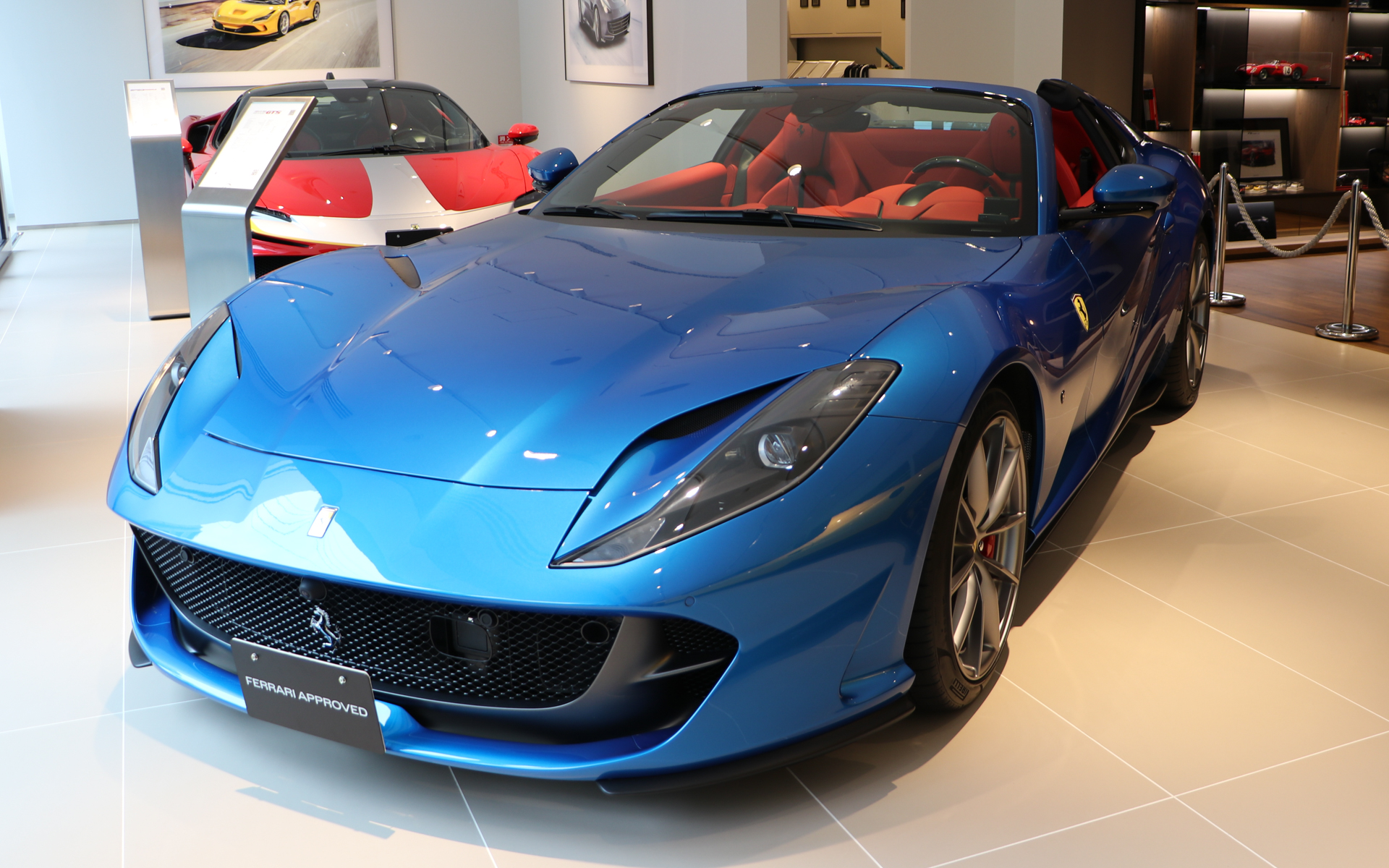 「フェラーリ812GTS」はV型12気筒6.5リッターエンジンを搭載。最高出力800CV、最大トルク718Nmで、最高速は340km/hを誇る