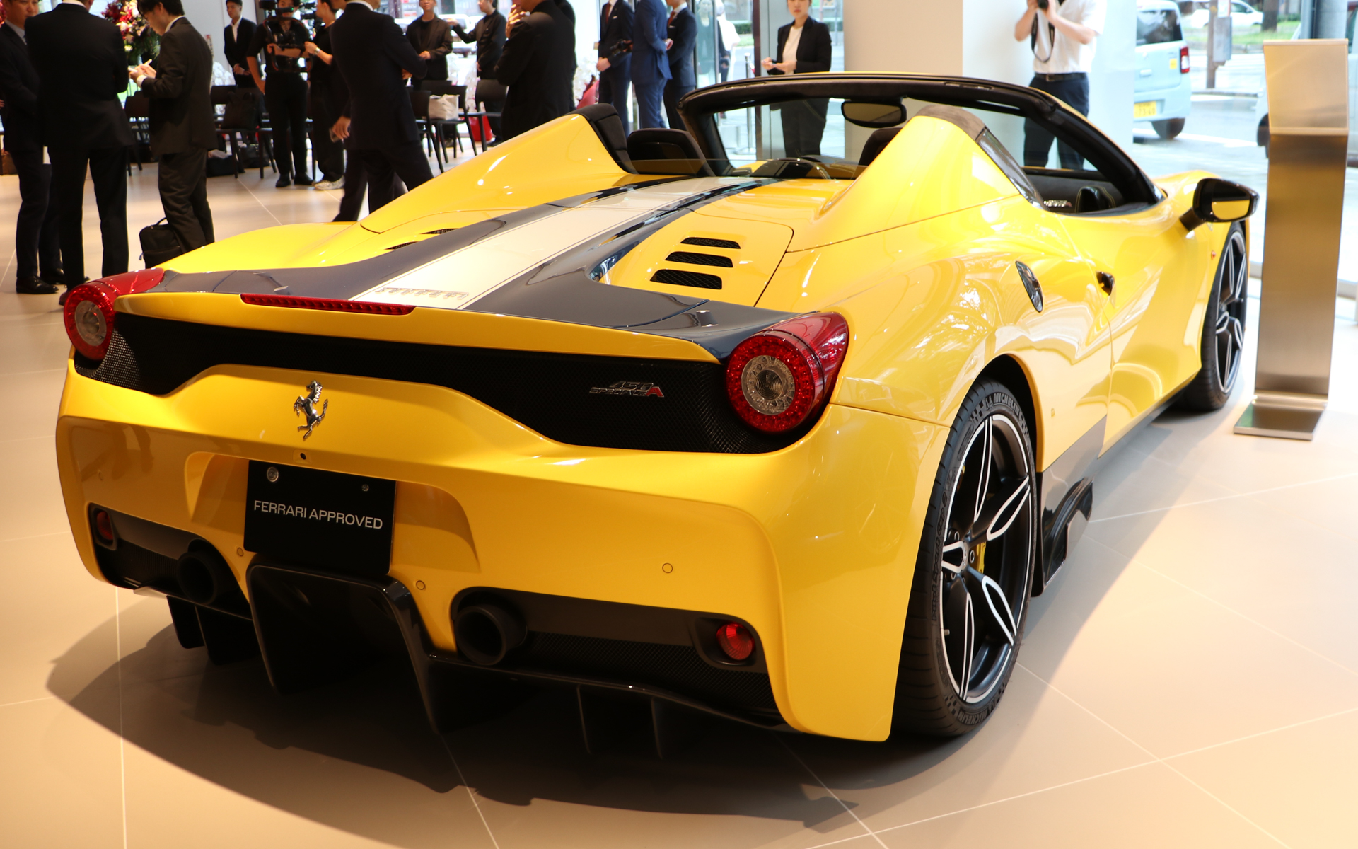 展示車は2015年12月に初登録された個体。オドメーターの走行距離は2200kmで、価格はなんと1億6500万円