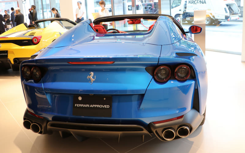 1億円超えのフェラーリ認定中古車も並ぶ「コーンズ大阪プレオウンド