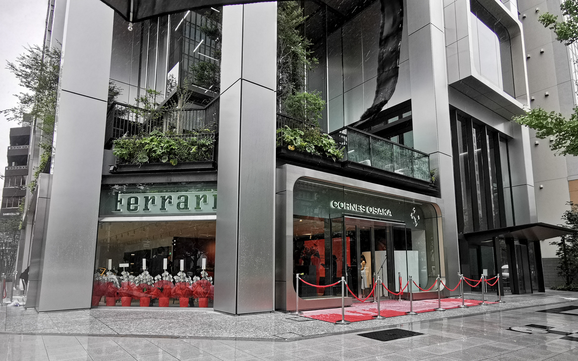 7月14日にグランドオープンする「コーンズ大阪 プレオウンドショールーム」外観