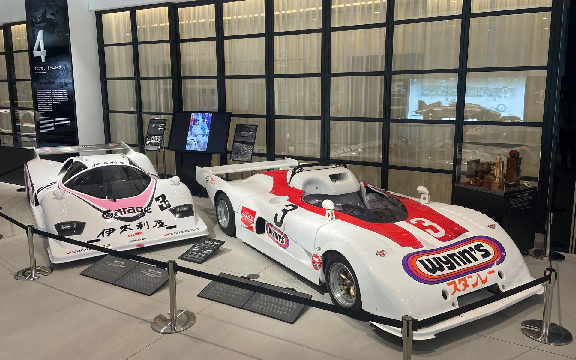 左から、紫電77（1977年/復元車）、マーチ74S（1974年）