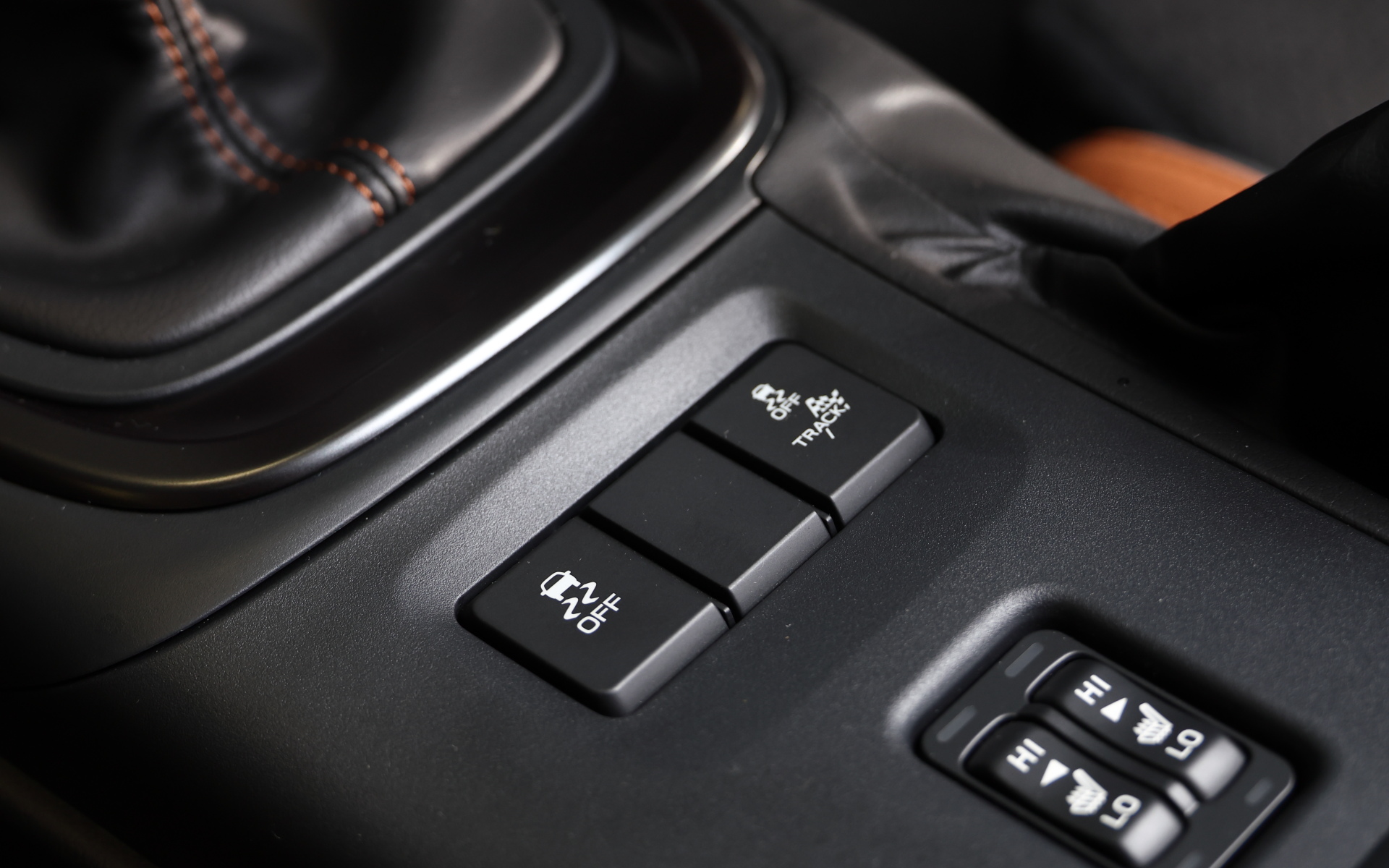 インテリアでは専用ブラック×タンという特別な内装色を採用するとともに、運転席・助手席ショルダーパッド部に特別仕様車の専用刺繍が施された。フロントシートはブラック＆タン、インストルメントパネルモールはキャストブラック塗装（助手席側）となり、ステアリングホイール/シフトブーツ/パーキングブレーキレバー＆ブーツ/フロントシート/ドアアームレストにタンステッチが与えられる