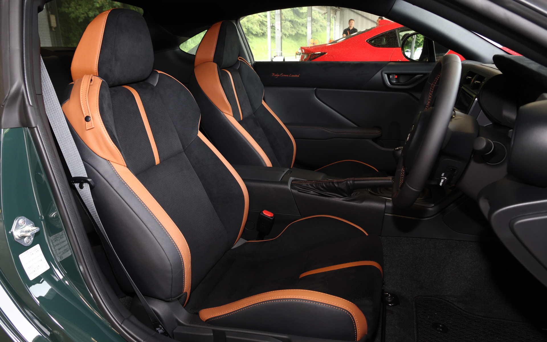 インテリアでは専用ブラック×タンという特別な内装色を採用するとともに、運転席・助手席ショルダーパッド部に特別仕様車の専用刺繍が施された。フロントシートはブラック＆タン、インストルメントパネルモールはキャストブラック塗装（助手席側）となり、ステアリングホイール/シフトブーツ/パーキングブレーキレバー＆ブーツ/フロントシート/ドアアームレストにタンステッチが与えられる