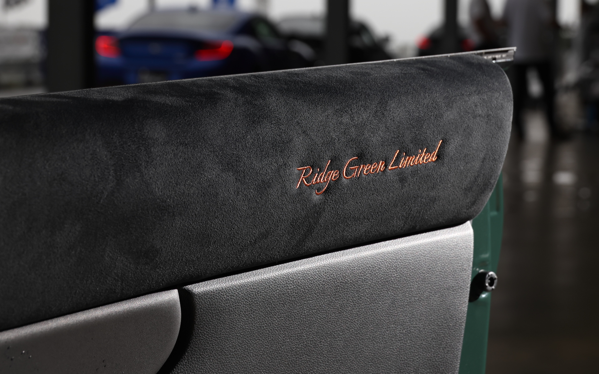 インテリアでは専用ブラック×タンという特別な内装色を採用するとともに、運転席・助手席ショルダーパッド部に特別仕様車の専用刺繍が施された。フロントシートはブラック＆タン、インストルメントパネルモールはキャストブラック塗装（助手席側）となり、ステアリングホイール/シフトブーツ/パーキングブレーキレバー＆ブーツ/フロントシート/ドアアームレストにタンステッチが与えられる