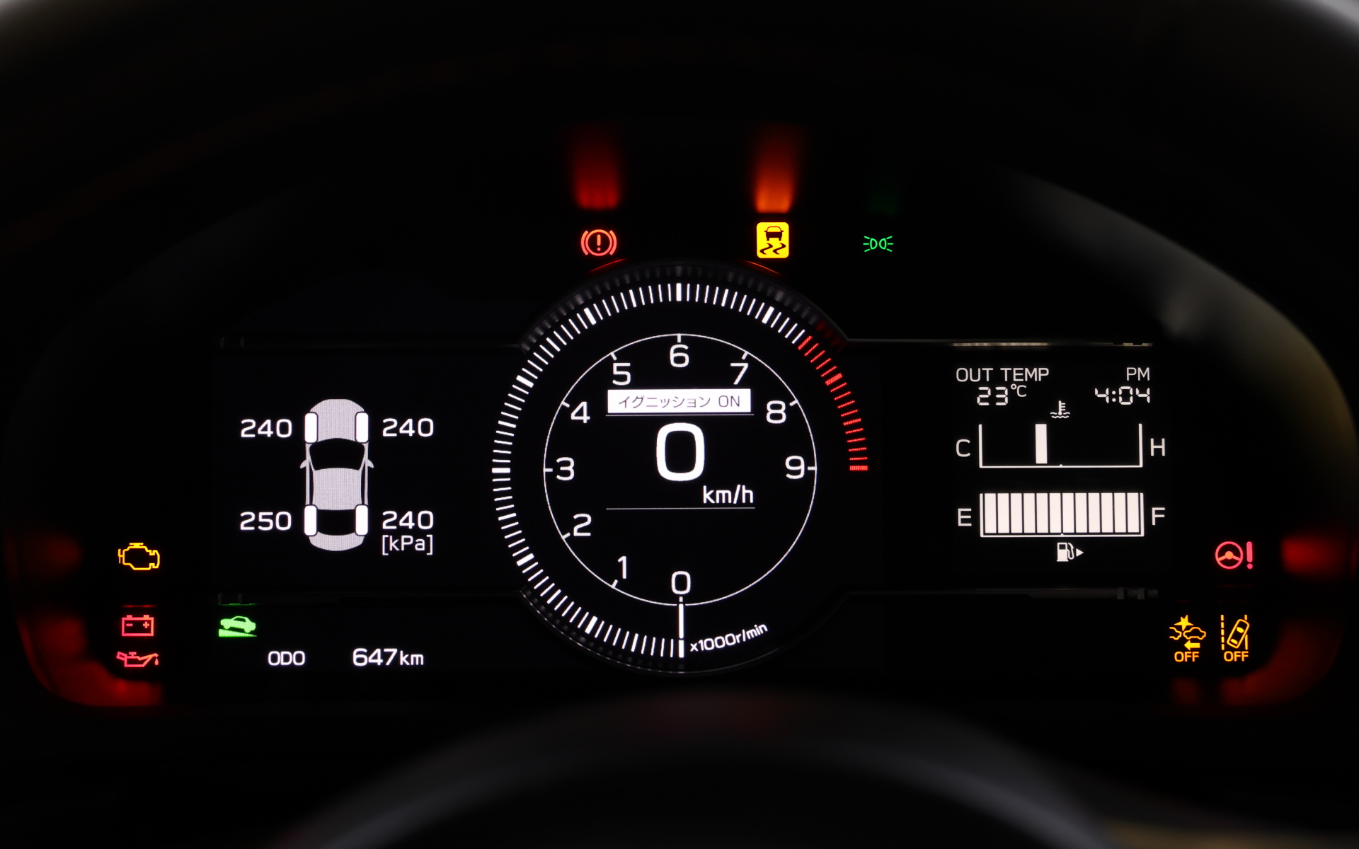 インテリアでは専用ブラック×タンという特別な内装色を採用するとともに、運転席・助手席ショルダーパッド部に特別仕様車の専用刺繍が施された。フロントシートはブラック＆タン、インストルメントパネルモールはキャストブラック塗装（助手席側）となり、ステアリングホイール/シフトブーツ/パーキングブレーキレバー＆ブーツ/フロントシート/ドアアームレストにタンステッチが与えられる