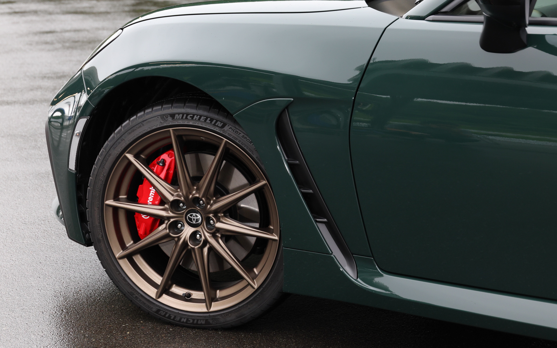 リッジグリーンをボディカラーに用いたRZ“Ridge Green Limited”は、特別設定色の18インチブロンズホイール（215/40R18）をはじめ、ブレンボ製ベンチレーテッドディスクブレーキ（フロント4ピストン、リア2ピストン）、SACHS（ZF）アブソーバーを特別装備
