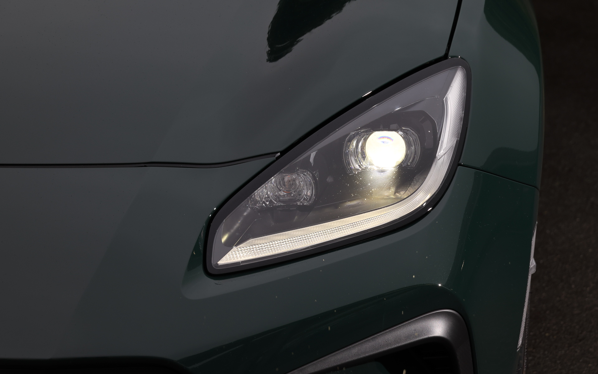 リッジグリーンをボディカラーに用いたRZ“Ridge Green Limited”は、特別設定色の18インチブロンズホイール（215/40R18）をはじめ、ブレンボ製ベンチレーテッドディスクブレーキ（フロント4ピストン、リア2ピストン）、SACHS（ZF）アブソーバーを特別装備