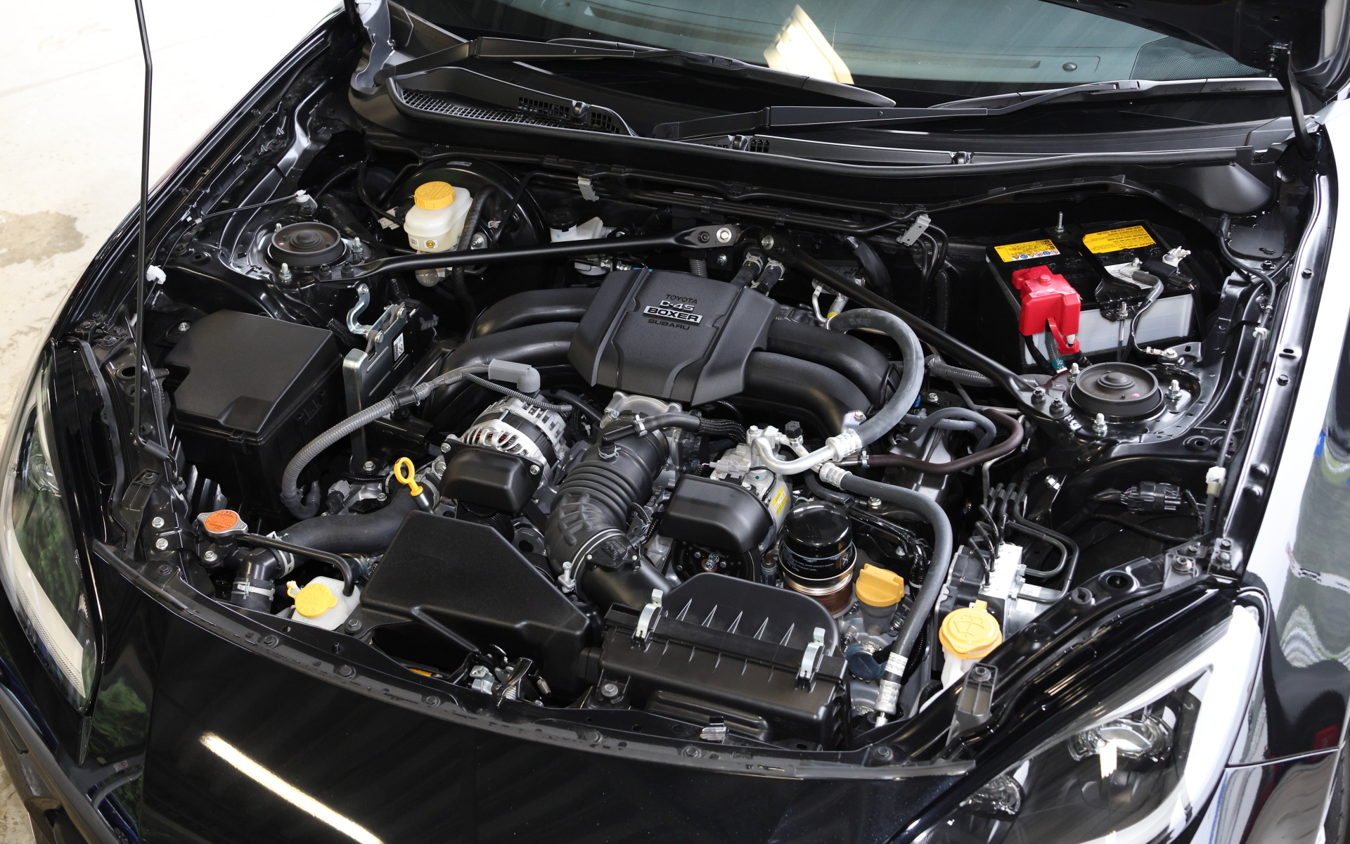 GR86およびBRZが搭載する水平対向4気筒DOHC 2.4リッター「FA24」型エンジン。両車とも最高出力は173kW（235PS）/7000rpm、最大トルクは250Nm（25.5kgfm）/3700rpm