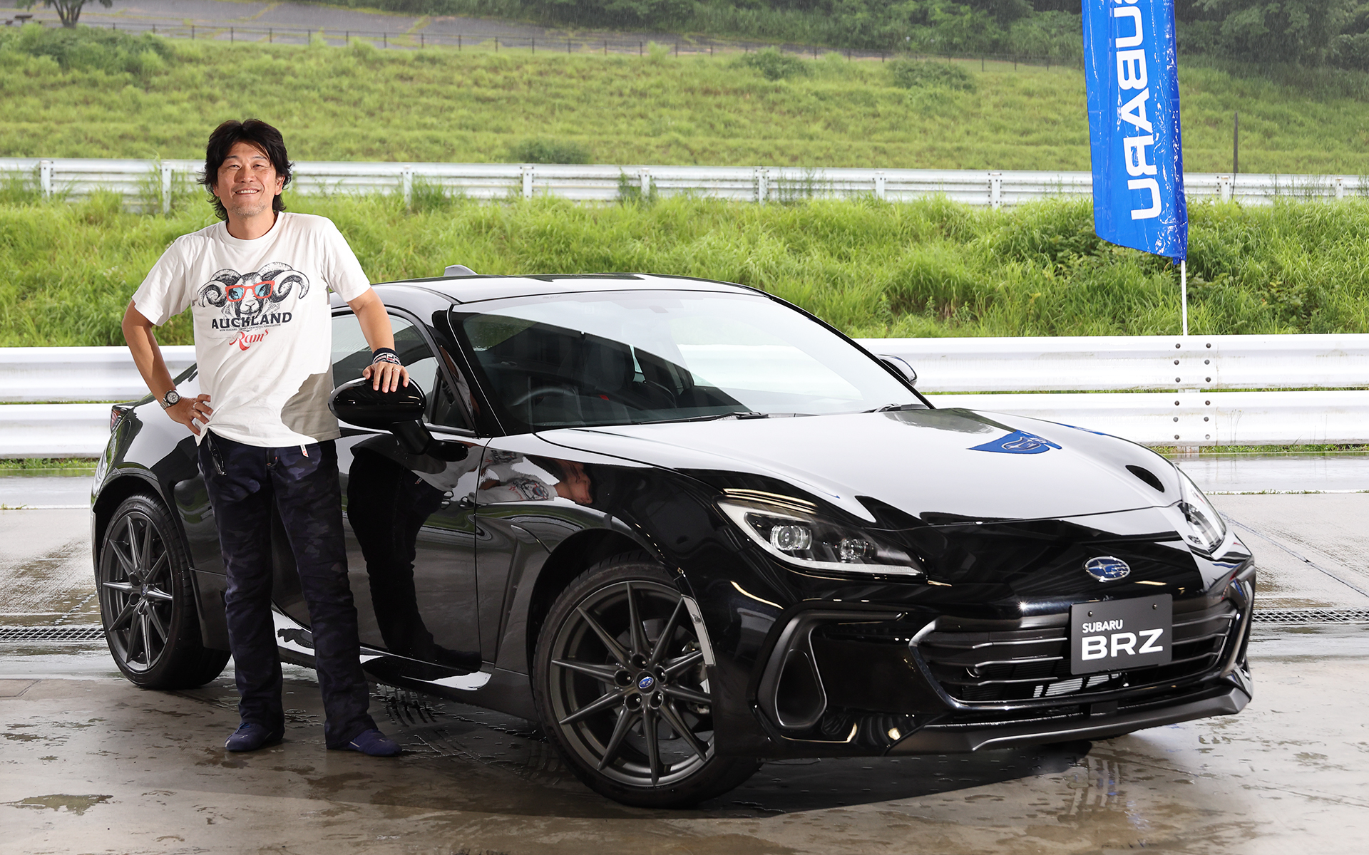 BRZの改良ではMT車専用「SPORTモード」を新採用し、全回転域でアクセル操作に対してエンジンが忠実に反応するスロットルセッティングとすることで、アクセルコントロール性を向上した。また、R、S、Cup Car Basicグレードのダンパー減衰力特性と、全グレードの電動パワーステアリングのアシスト特性を最適化したことで、スポーツカーらしい操縦安定性および乗り心地を実現したという