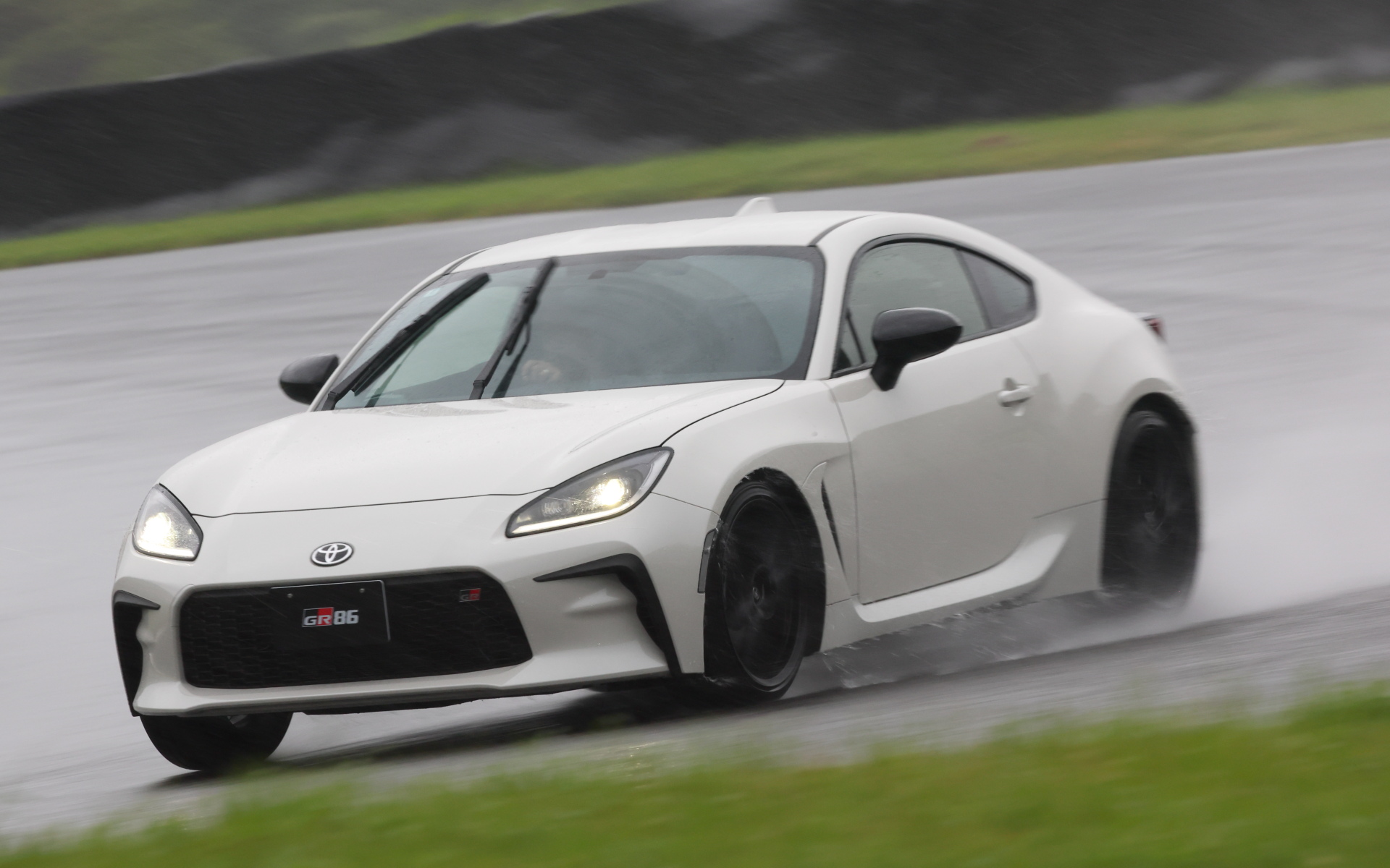 GR86の一部改良ではプロドライバーからのフィードバックを生かし、アブソーバー減衰特性やEPS制御の改良、スロットル特性の変更（MT）、ダウンシフト操作時における許容領域の拡大（AT）などにより、接地感や操舵レスポンス、リニア感を向上させるなど「GRらしい走りの味」に磨きをかけた