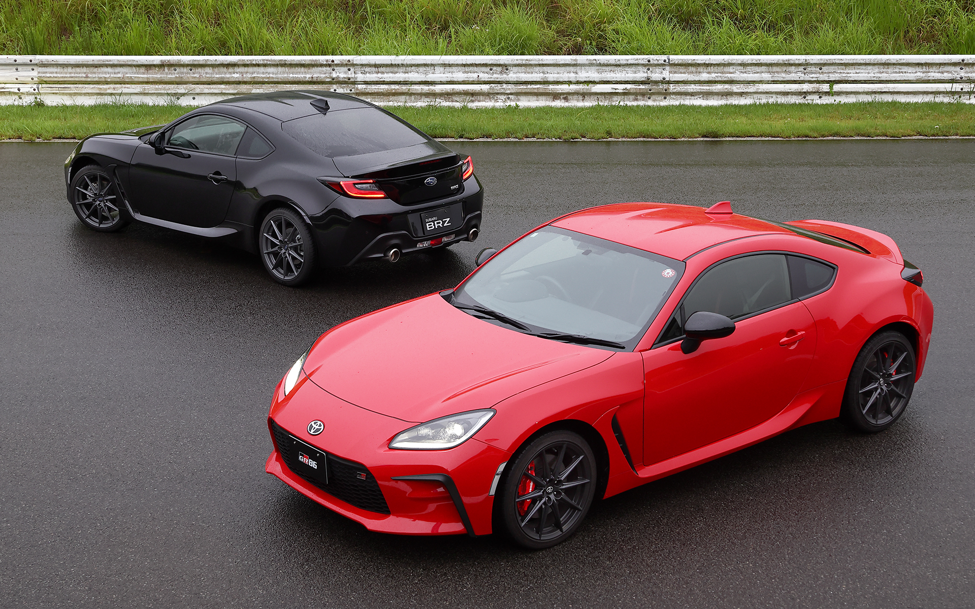 一部改良を受けたトヨタ「GR86」、スバル「BRZ」を富士スピードウェイのショートコースで試乗