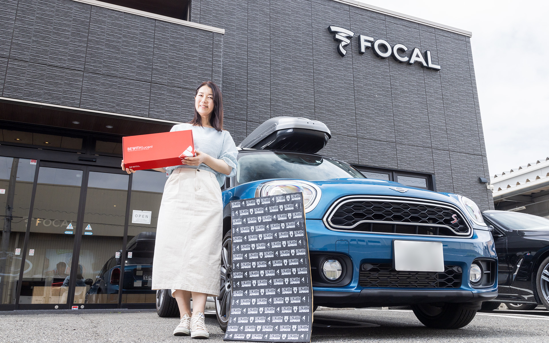 ビーウィズ独自の走行音静粛化プログラム「調音施工」と、純正交換型プレミアムスピーカーキットでMINIクロスオーバーの車内空間がどう変わるか、試してみた