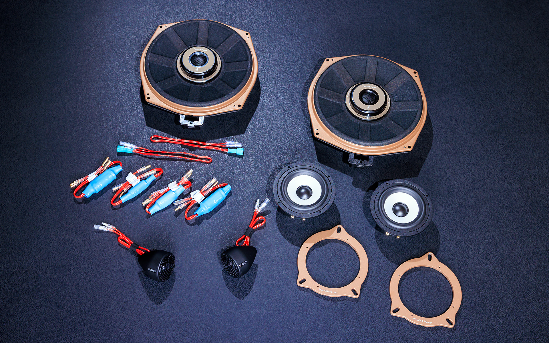 「BEWITH Platinum Voice」で販売する純正交換型スピーカーは、これまで主にアフターマーケット向け商品として販売してきた「(旧)BE-FIT AM」と、プジョー/シトロエン向けディーラーオプションとして展開してきた「(旧)BEWITH Platinum Voice」といった2系列のシリーズを1つに統合し、7月11日に発売。新製品ではメルセデス・ベンツ専用モデル6機種、BMW専用モデル4機種、MINI専用モデル2機種、プジョー/シトロエン専用モデル6機種の計18機種用をラインアップ