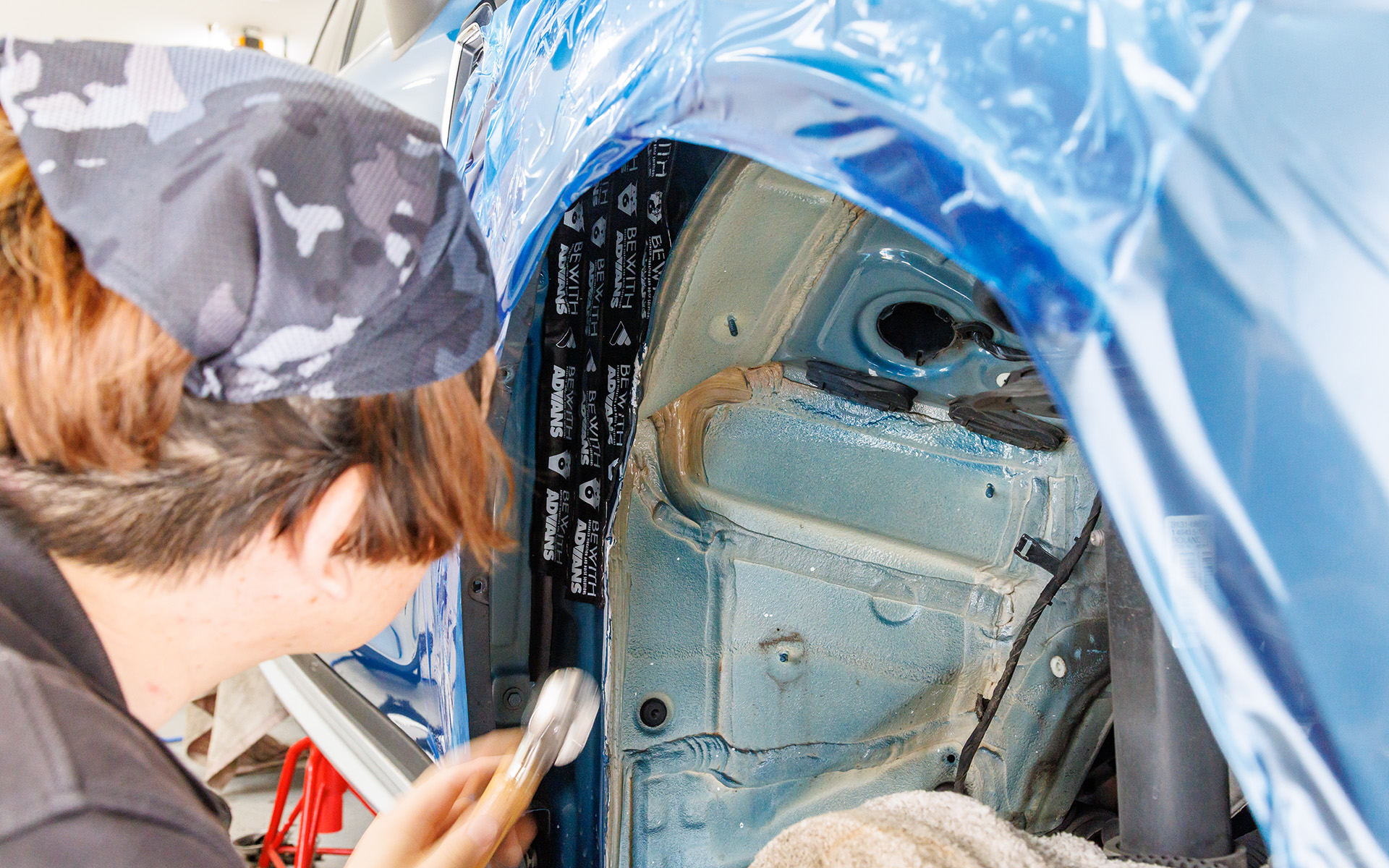 音が侵入しないよう、すき間なくADVANS調音シートを車体側とインナーフェンダーに貼り付けていく