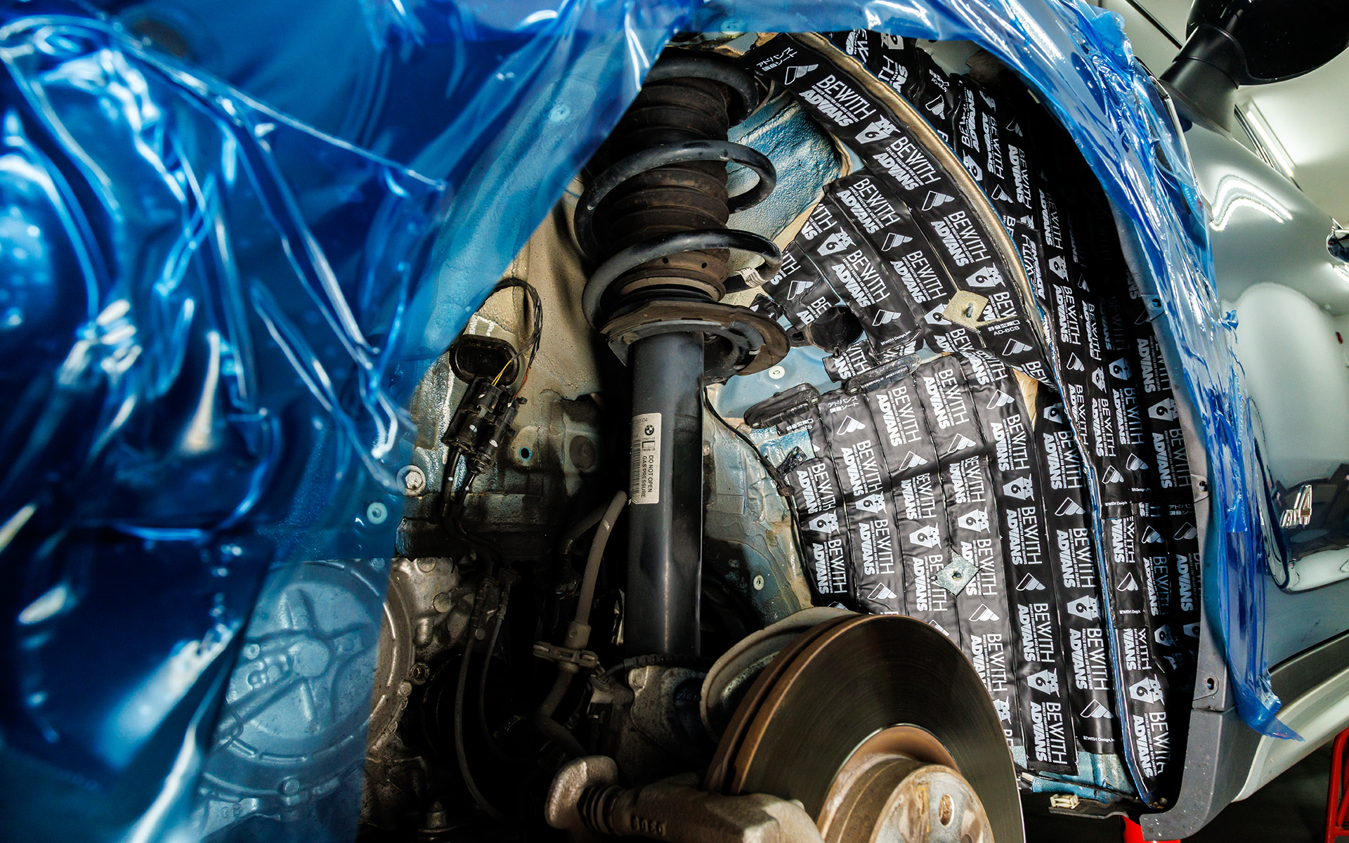 音が侵入しないよう、すき間なくADVANS調音シートを車体側とインナーフェンダーに貼り付けていく