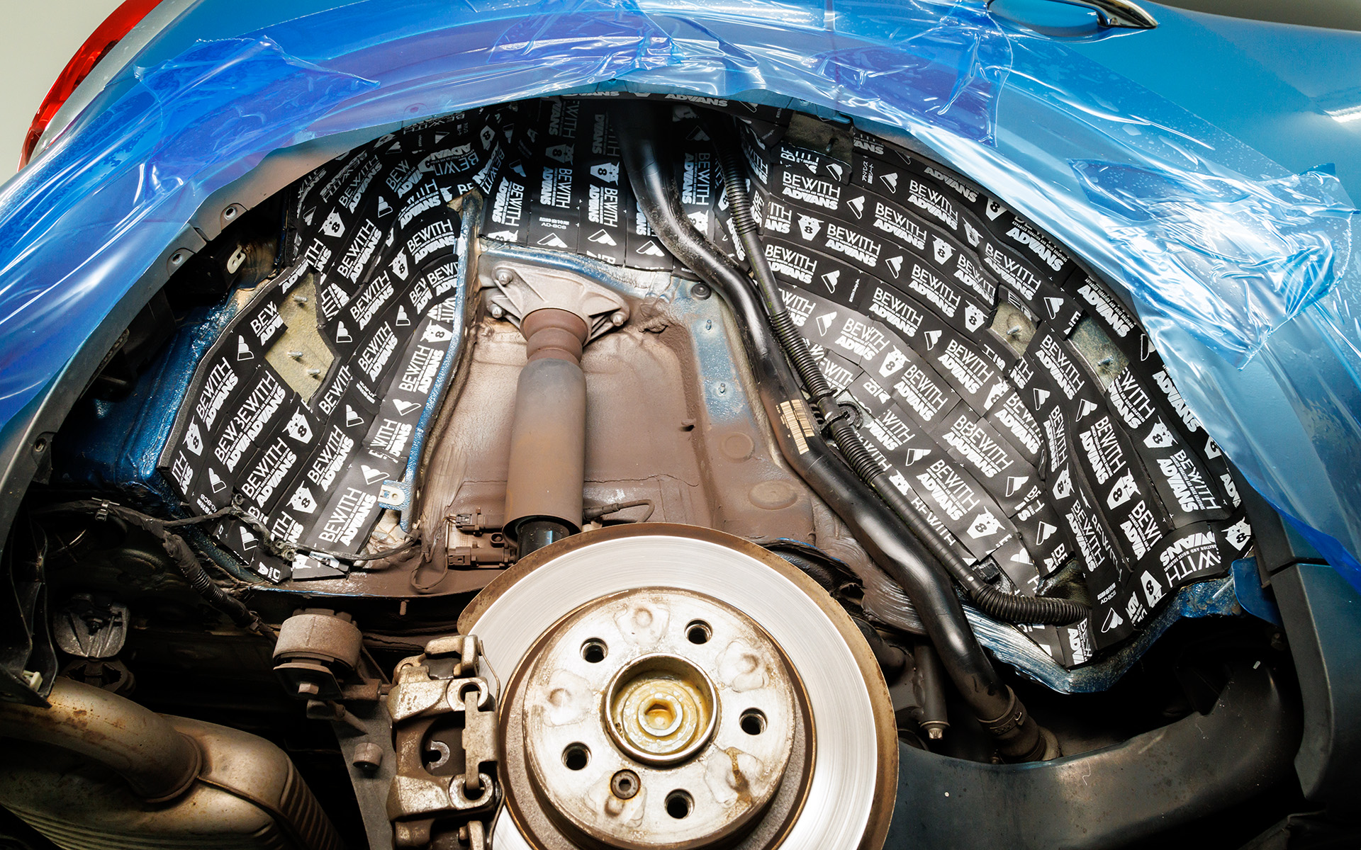 音が侵入しないよう、すき間なくADVANS調音シートを車体側とインナーフェンダーに貼り付けていく