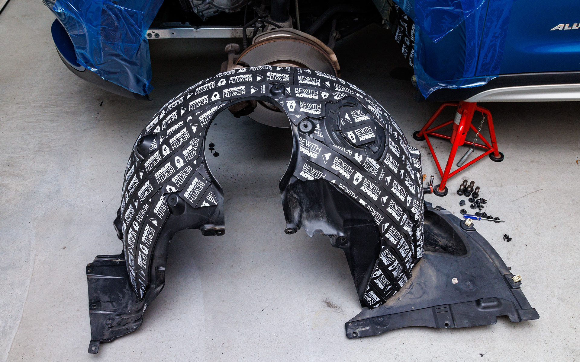 音が侵入しないよう、すき間なくADVANS調音シートを車体側とインナーフェンダーに貼り付けていく