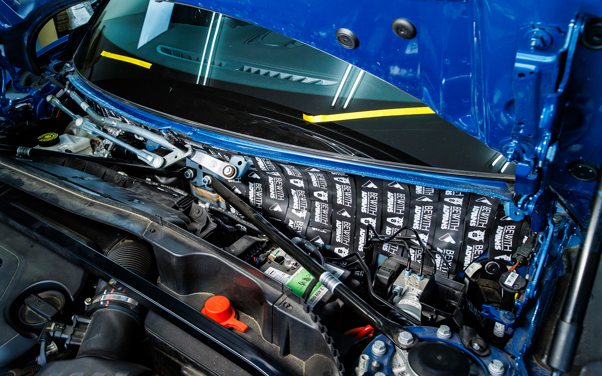 MINIクロスオーバーのディーゼルエンジン音を少しでも抑えたいということで、バルクヘッド側にもADVANS調音シートを施工