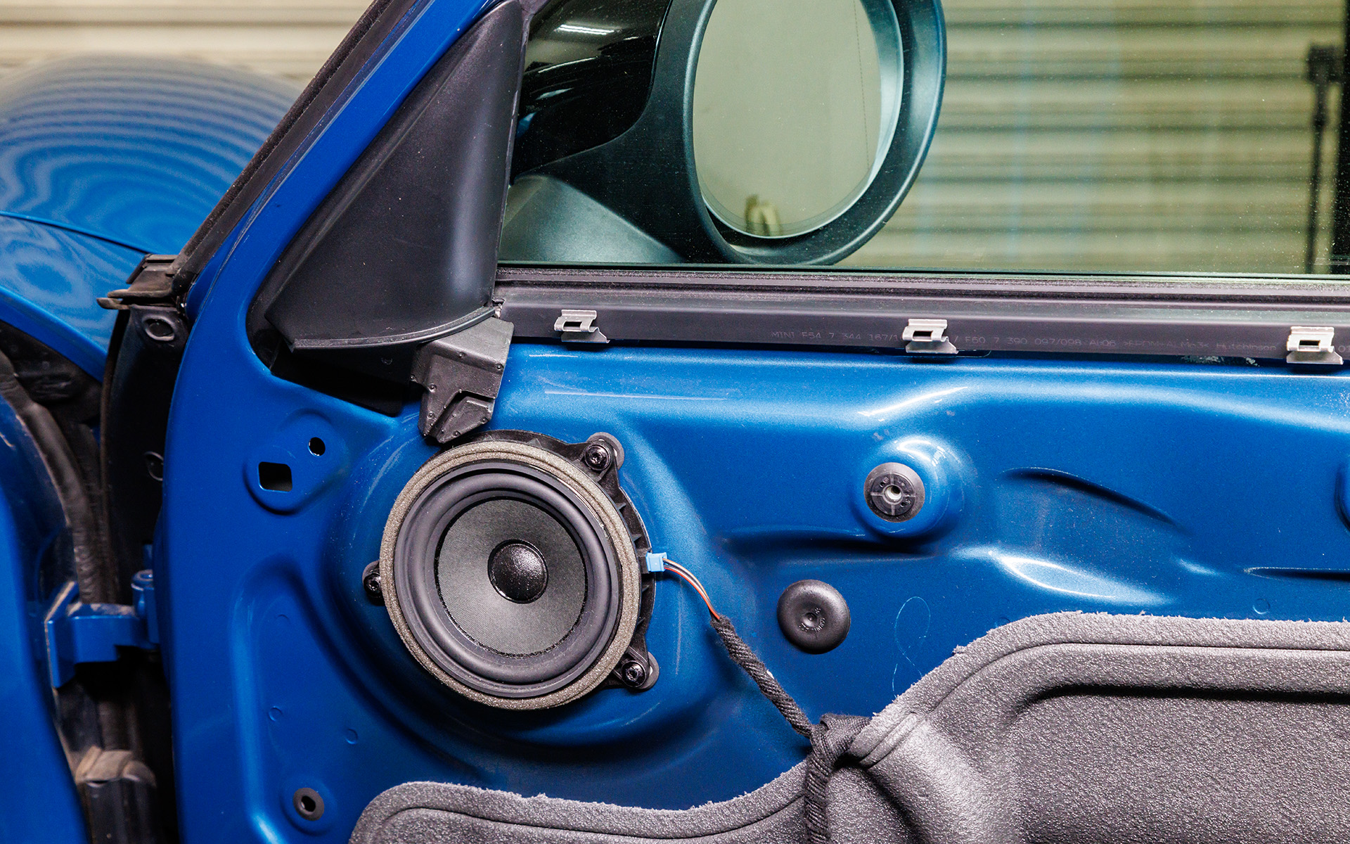 純正スピーカー（左）からBEWITH Platinum Voiceのスピーカー＆トゥイーター（右）に